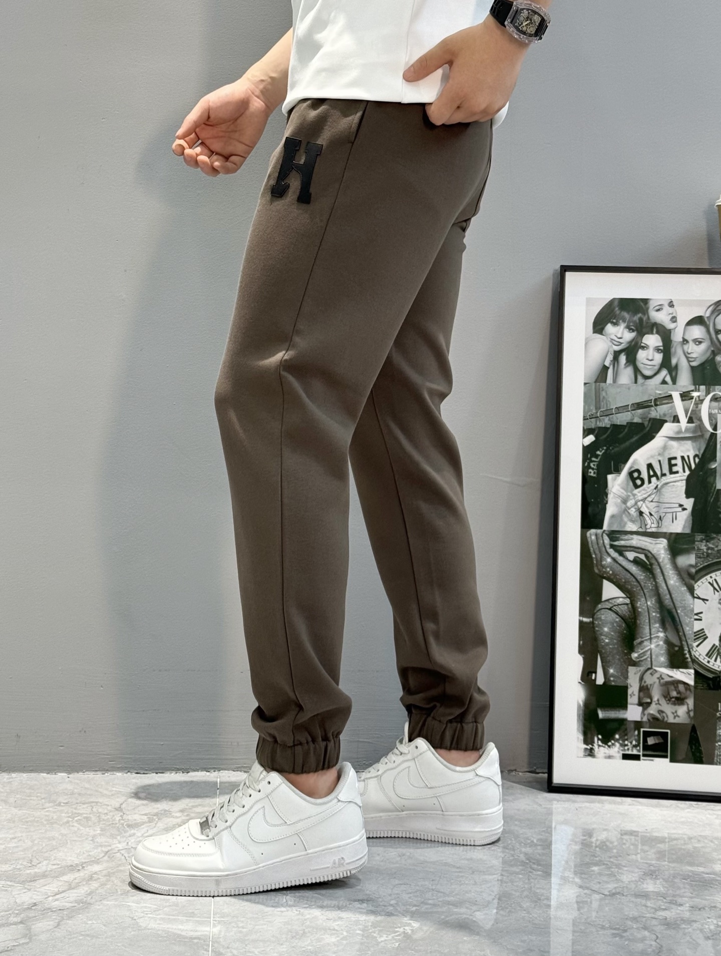 裤子、HERME*25s新款休闲天丝套装.采用本季度最新H皮标图案，属于男女通穿的基础款运动套装.拉锁外