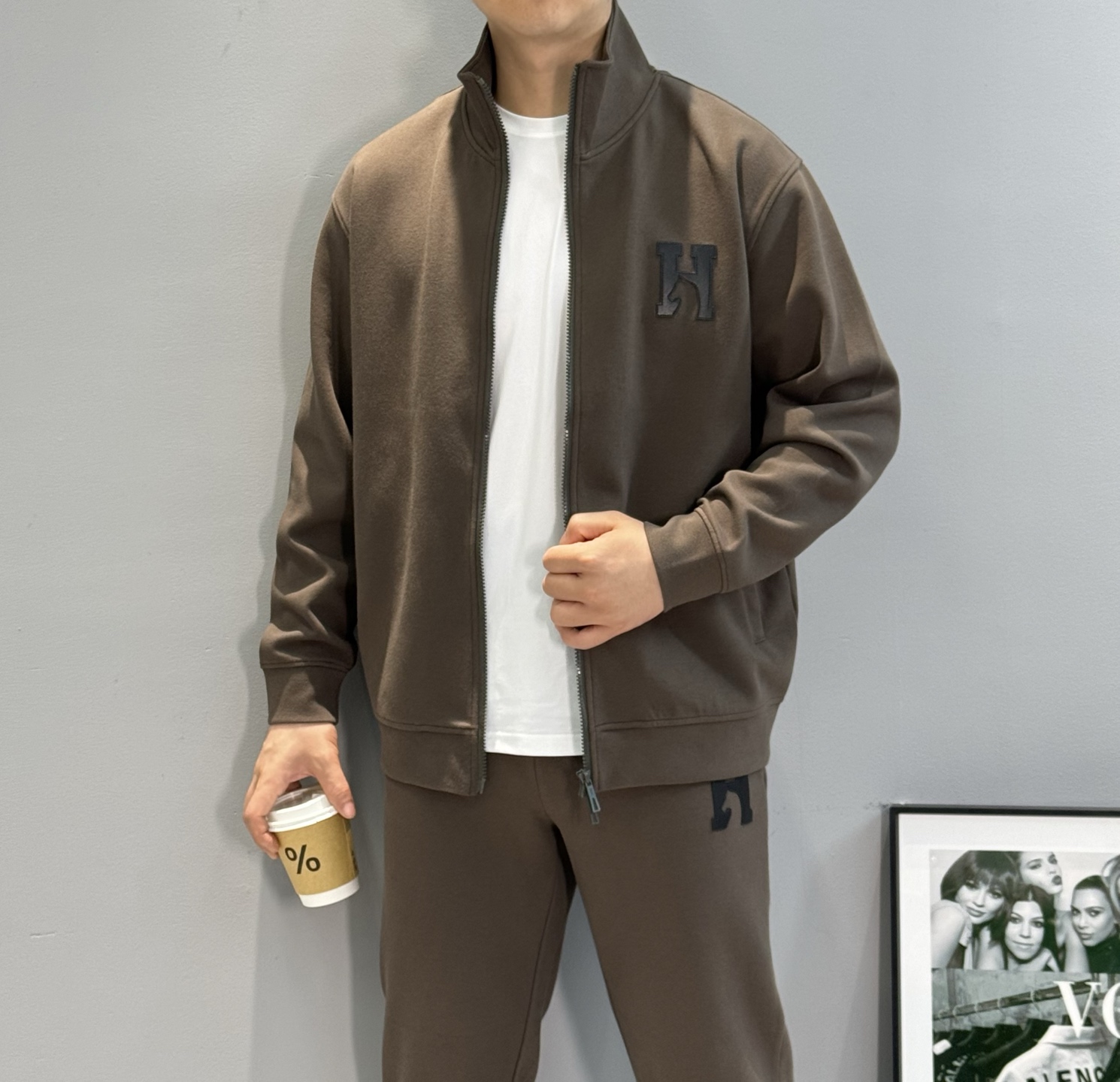 外套、HERME*25s新款休闲天丝套装.采用本季度最新H皮标图案，属于男女通穿的基础款运动套装.拉锁外