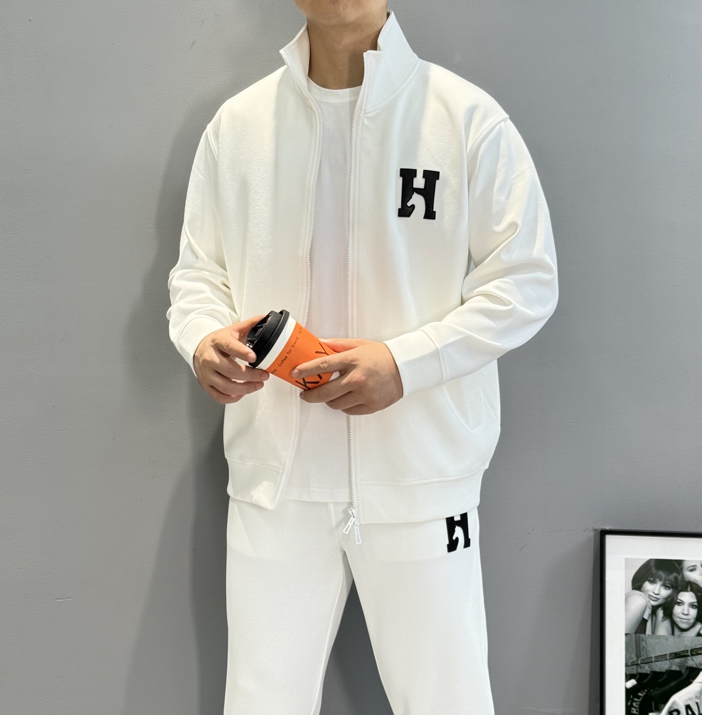 外套、HERME*25s新款休闲天丝套装.采用本季度最新H皮标图案，属于男女通穿的基础款运动套装.拉锁外