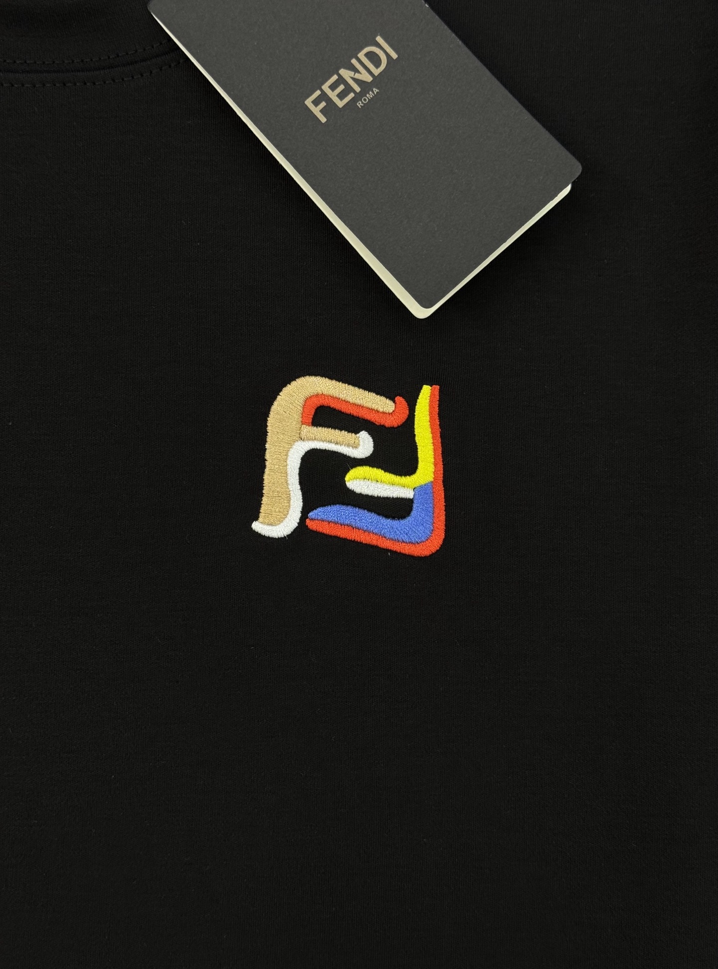 FENDI芬迪25s新品莫代尔T恤.藏不住的帅气刺绣款短袖.胸口经典FF品牌字母标识.多色彩色搭配重工绣