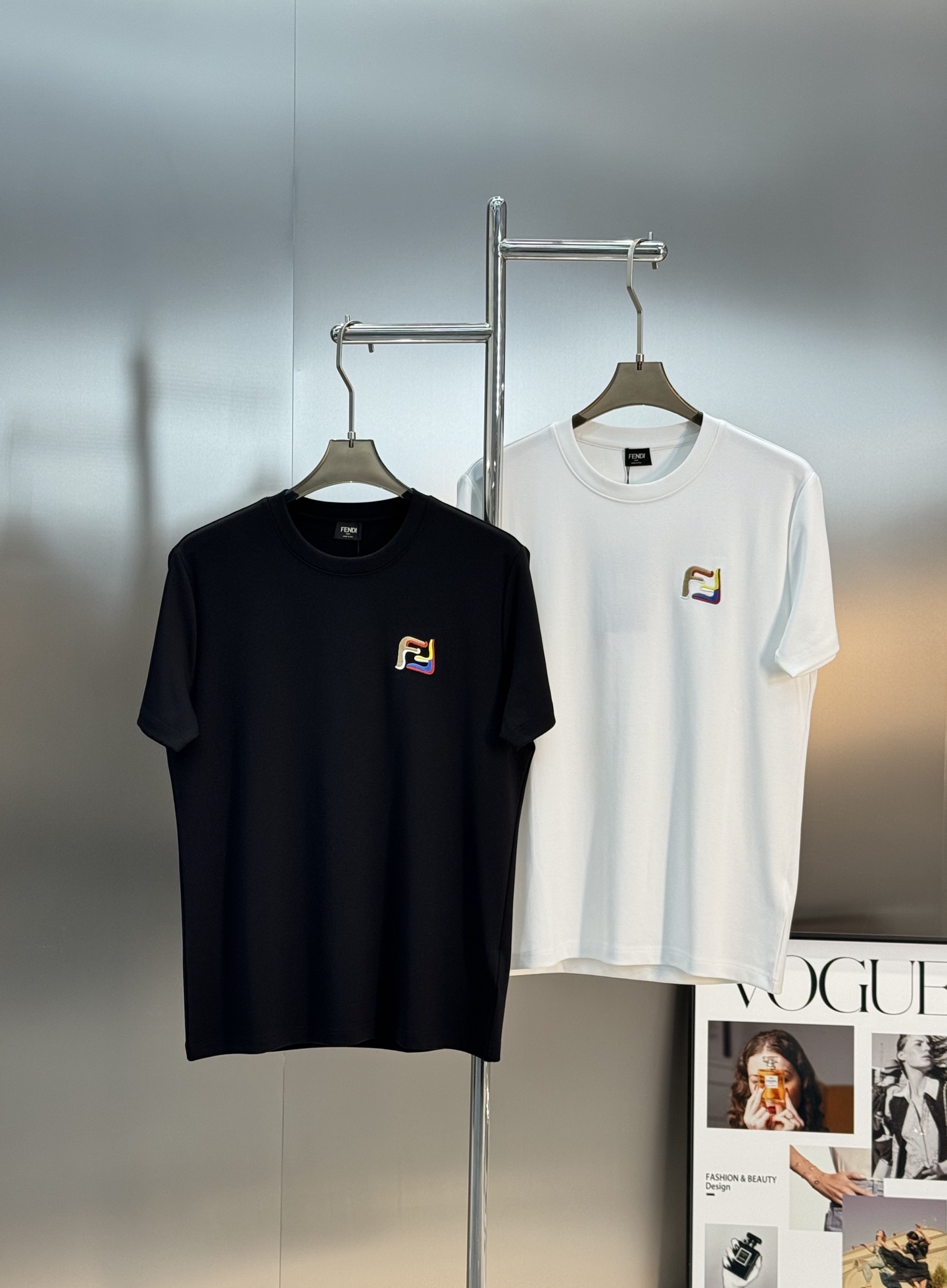 FENDI芬迪25s新品莫代尔T恤.藏不住的帅气刺绣款短袖.胸口经典FF品牌字母标识.多色彩色搭配重工绣