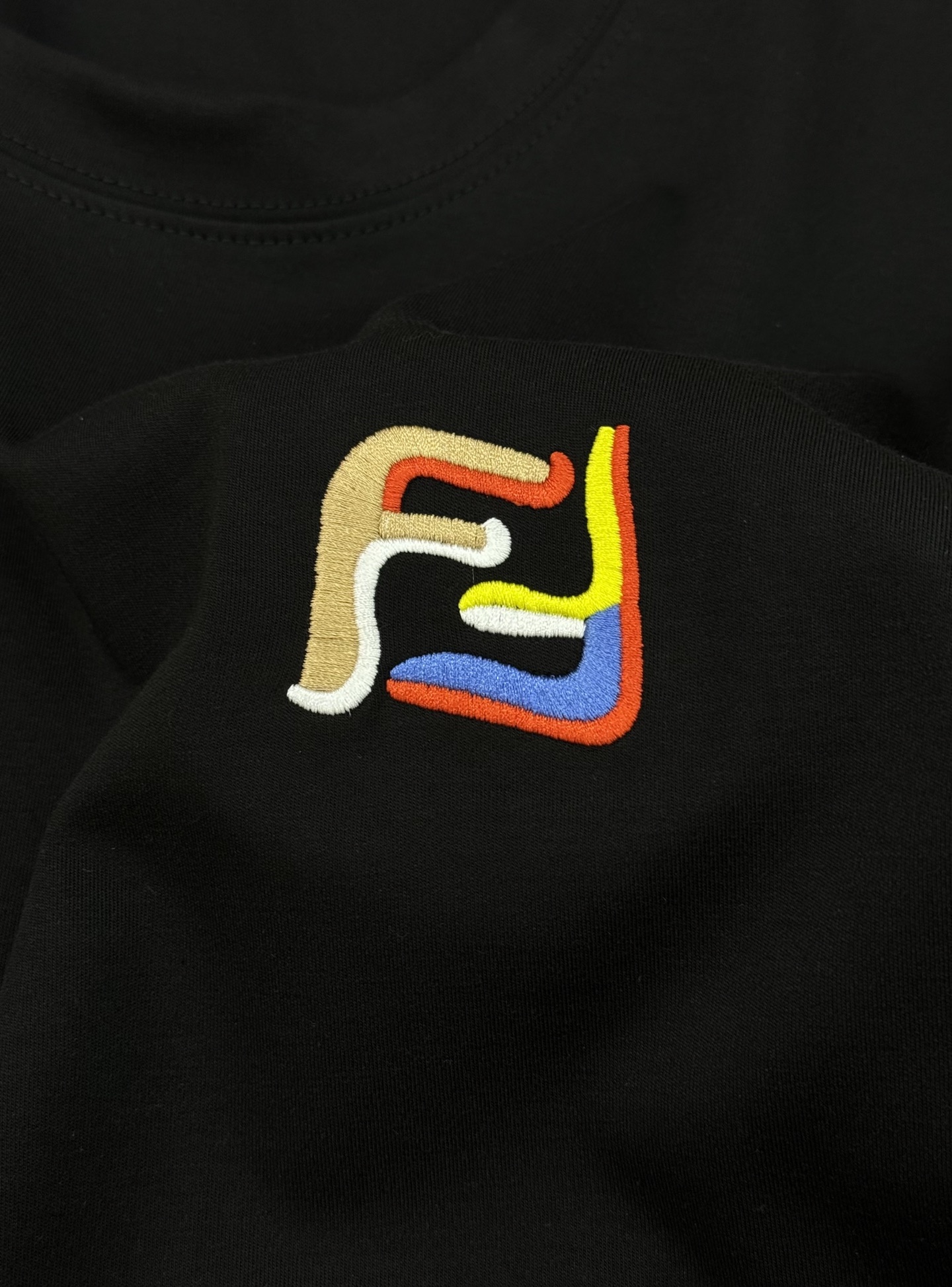 FENDI芬迪25s新品莫代尔T恤.藏不住的帅气刺绣款短袖.胸口经典FF品牌字母标识.多色彩色搭配重工绣