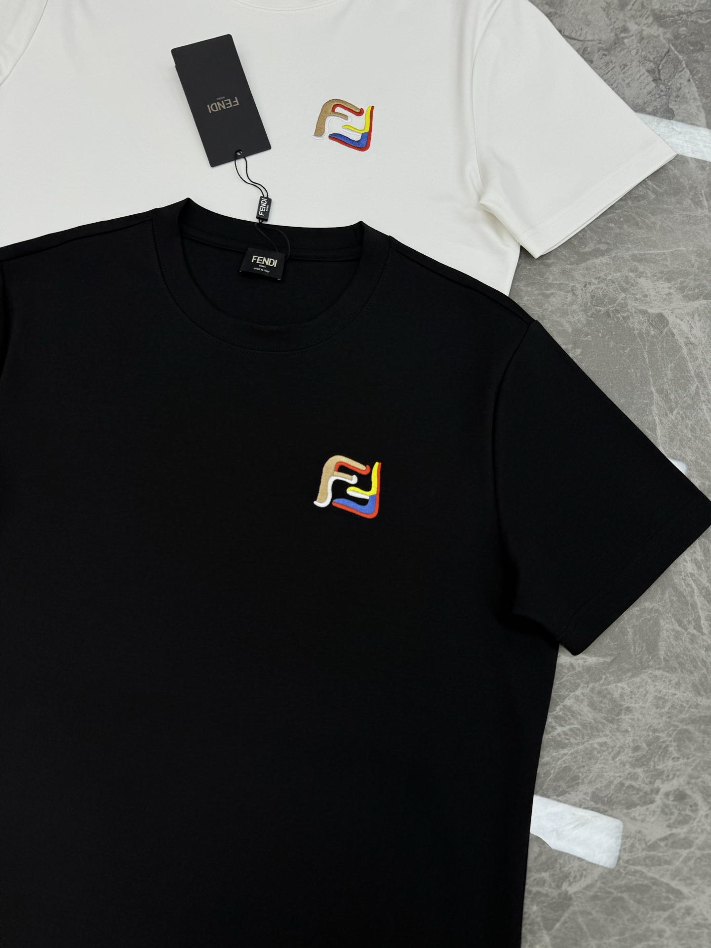 FENDI芬迪25s新品莫代尔T恤.藏不住的帅气刺绣款短袖.胸口经典FF品牌字母标识.多色彩色搭配重工绣