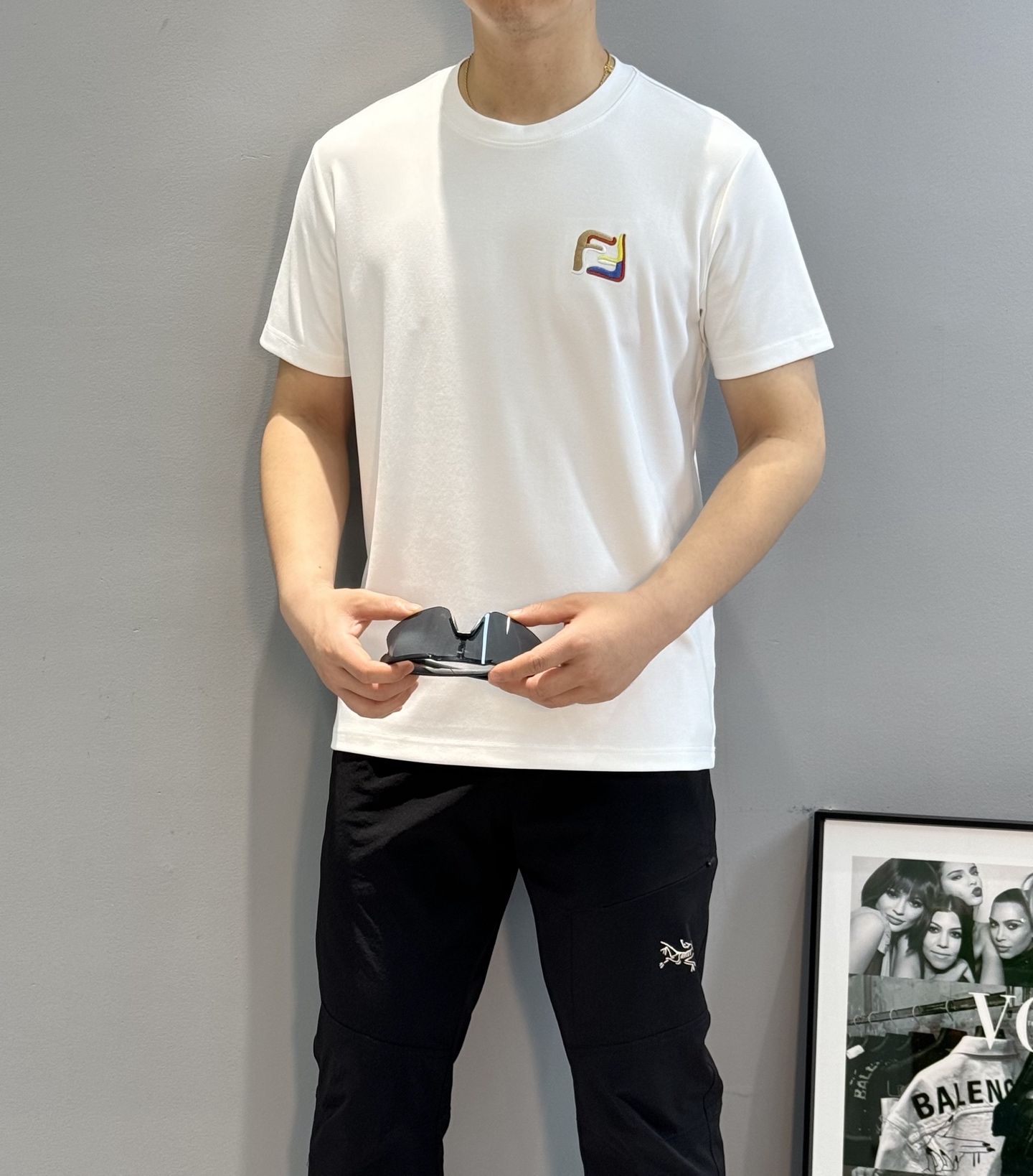 FENDI芬迪25s新品莫代尔T恤.藏不住的帅气刺绣款短袖.胸口经典FF品牌字母标识.多色彩色搭配重工绣