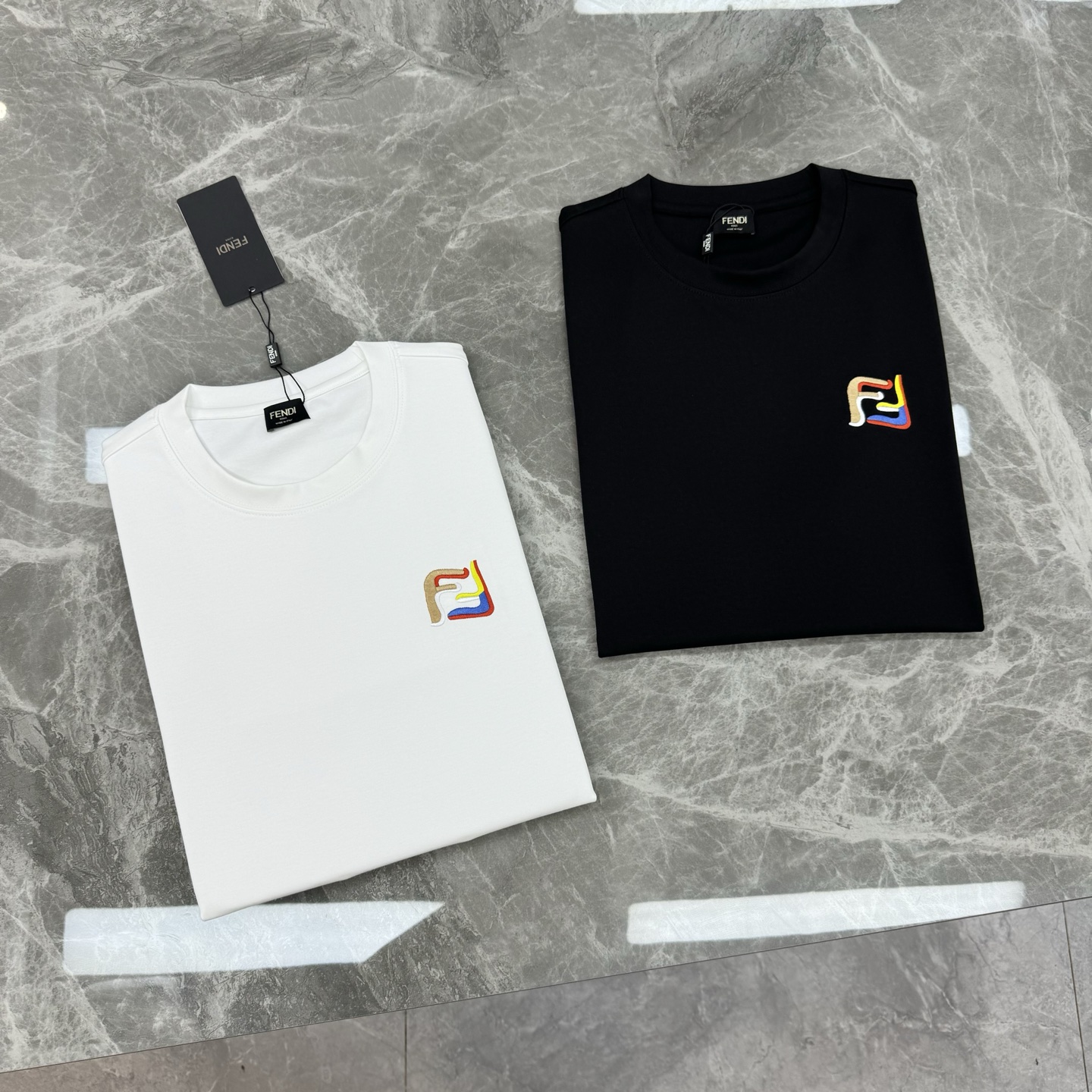 FENDI芬迪25s新品莫代尔T恤.藏不住的帅气刺绣款短袖.胸口经典FF品牌字母标识.多色彩色搭配重工绣