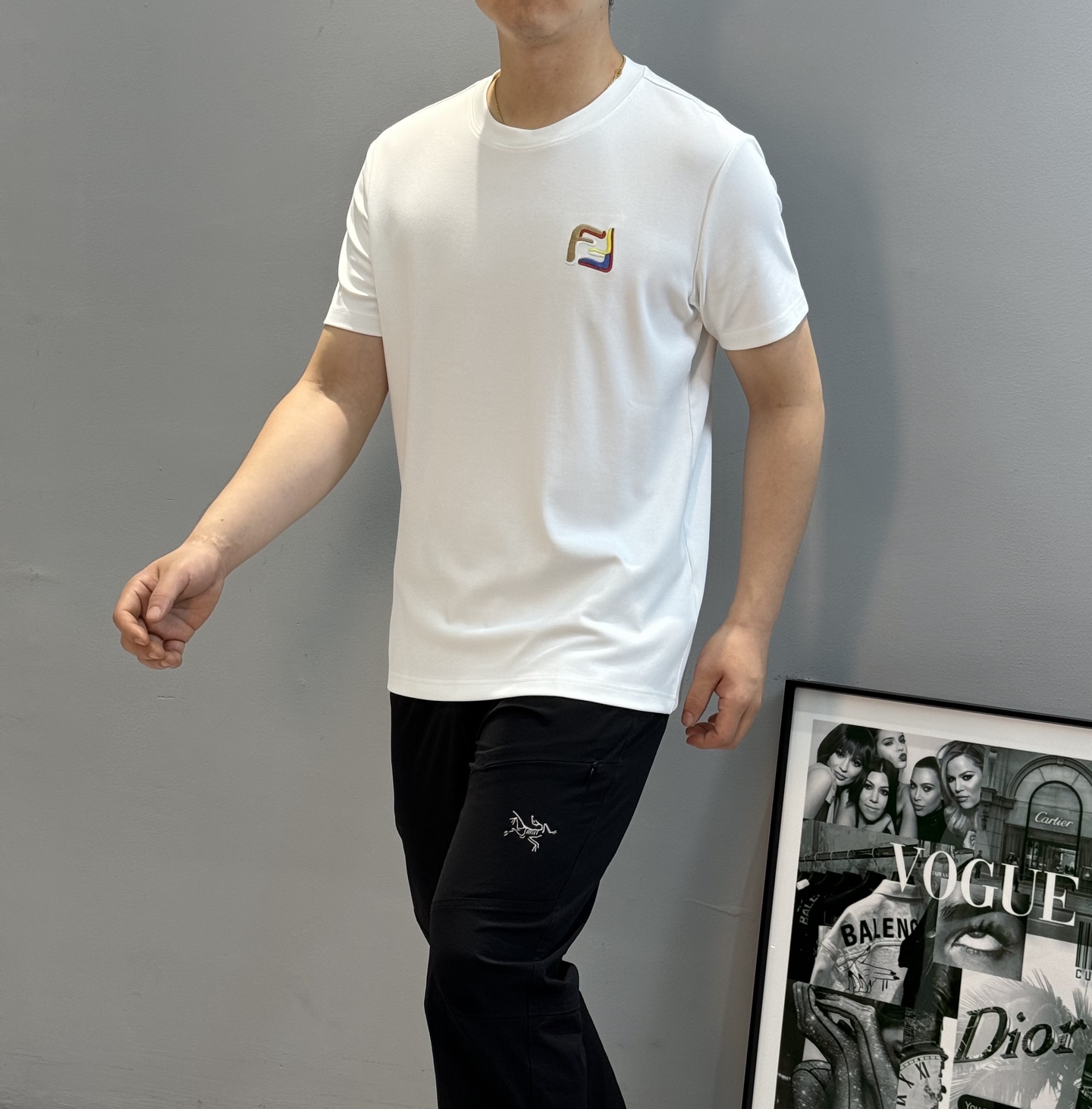 FENDI芬迪25s新品莫代尔T恤.藏不住的帅气刺绣款短袖.胸口经典FF品牌字母标识.多色彩色搭配重工绣