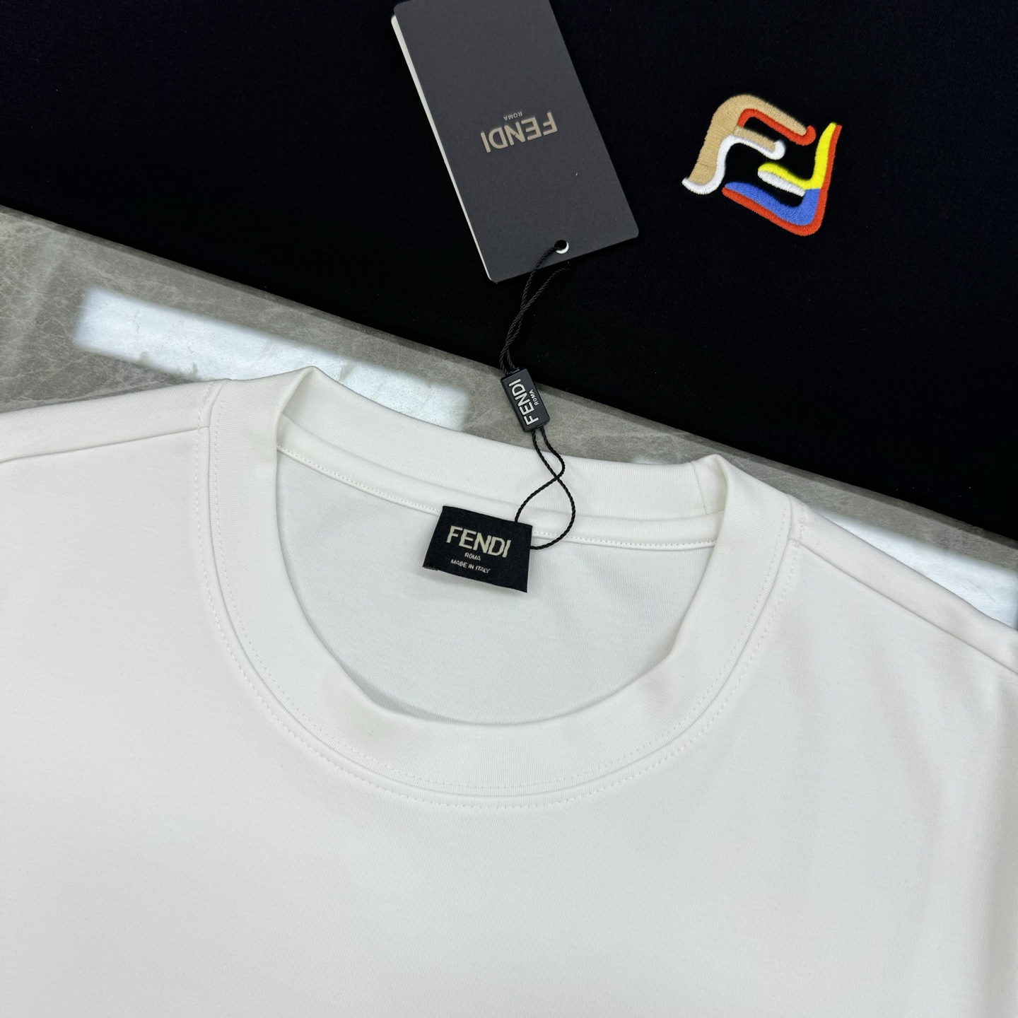 FENDI芬迪25s新品莫代尔T恤.藏不住的帅气刺绣款短袖.胸口经典FF品牌字母标识.多色彩色搭配重工绣