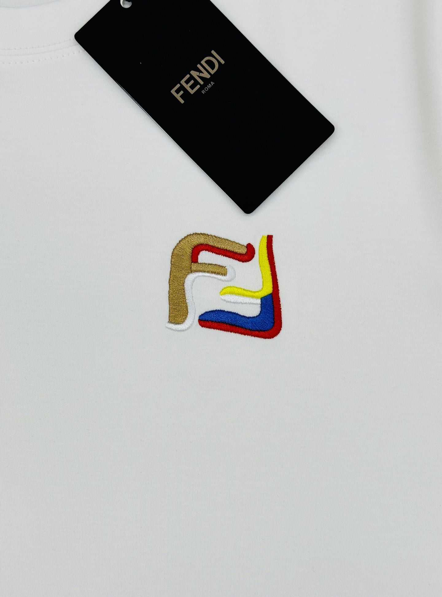FENDI芬迪25s新品莫代尔T恤.藏不住的帅气刺绣款短袖.胸口经典FF品牌字母标识.多色彩色搭配重工绣