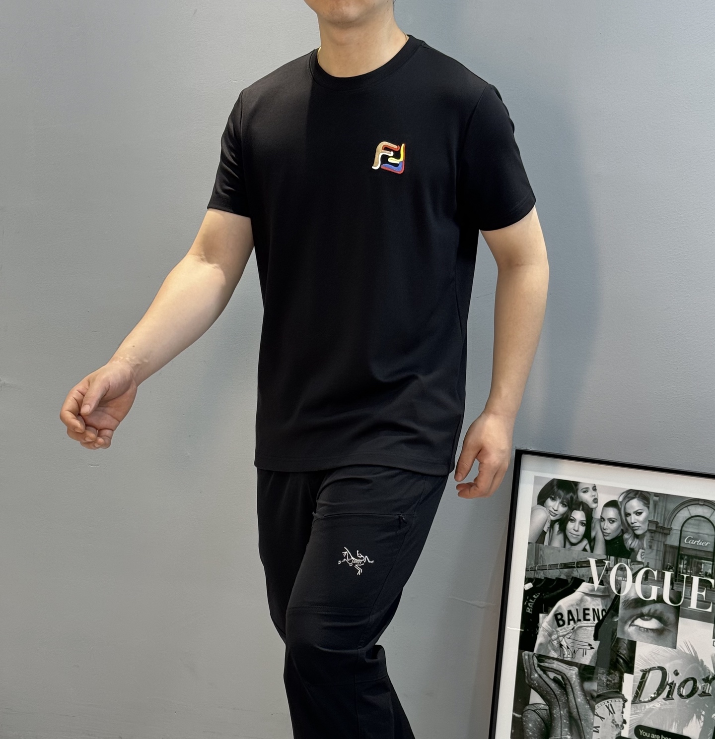 FENDI芬迪25s新品莫代尔T恤.藏不住的帅气刺绣款短袖.胸口经典FF品牌字母标识.多色彩色搭配重工绣