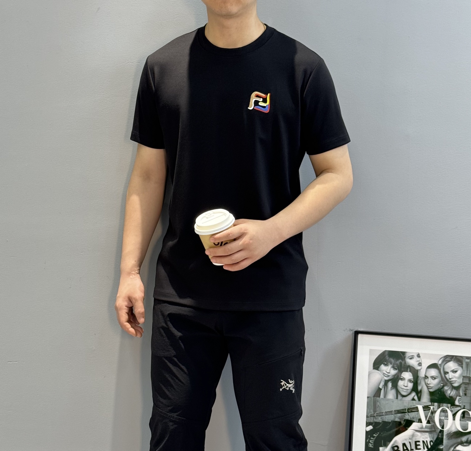 FENDI芬迪25s新品莫代尔T恤.藏不住的帅气刺绣款短袖.胸口经典FF品牌字母标识.多色彩色搭配重工绣