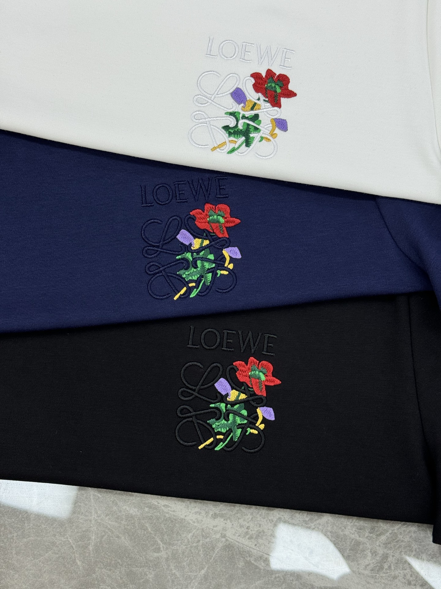 LOEW*E罗意威25s新品莫代尔T恤.原单推荐！新色系.新款绣花品牌图形.简单高级.辨识度颇具鲜明.即