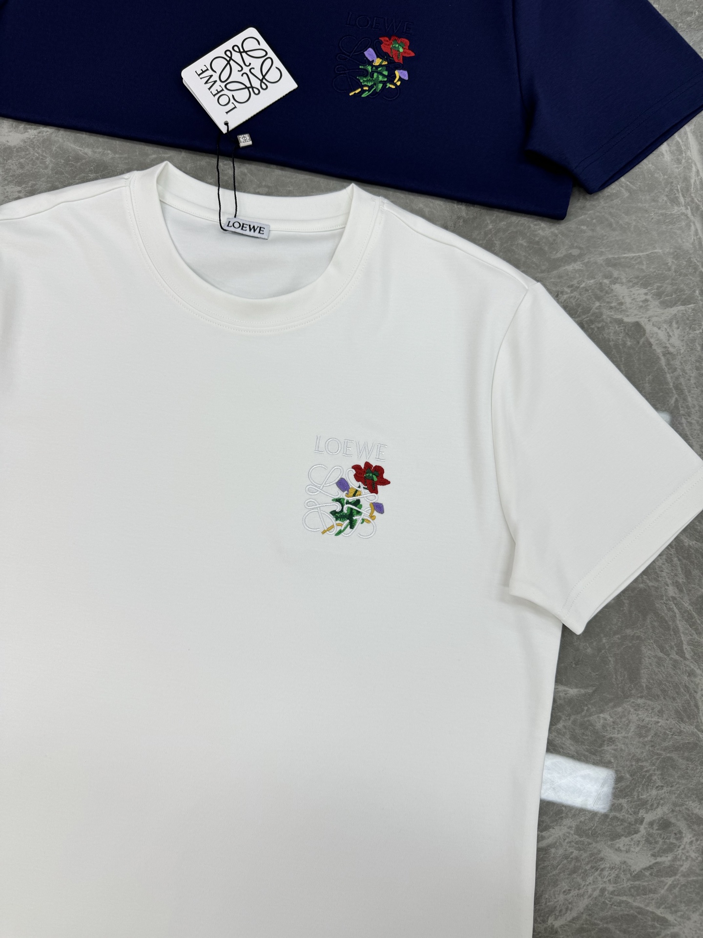 LOEW*E罗意威25s新品莫代尔T恤.原单推荐！新色系.新款绣花品牌图形.简单高级.辨识度颇具鲜明.即