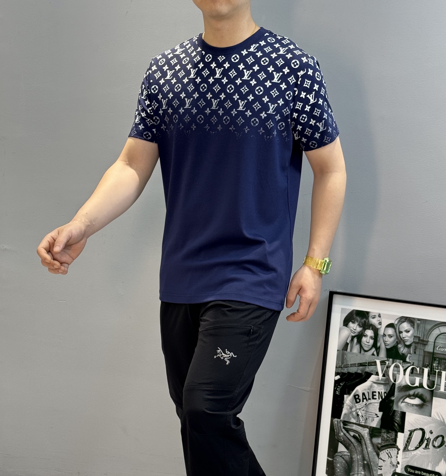 驴牌*25s新款莫代尔T恤.专柜同步.LVlogo标识立体渐变数码双面烫画工艺，经典老花lv字母呈现.后