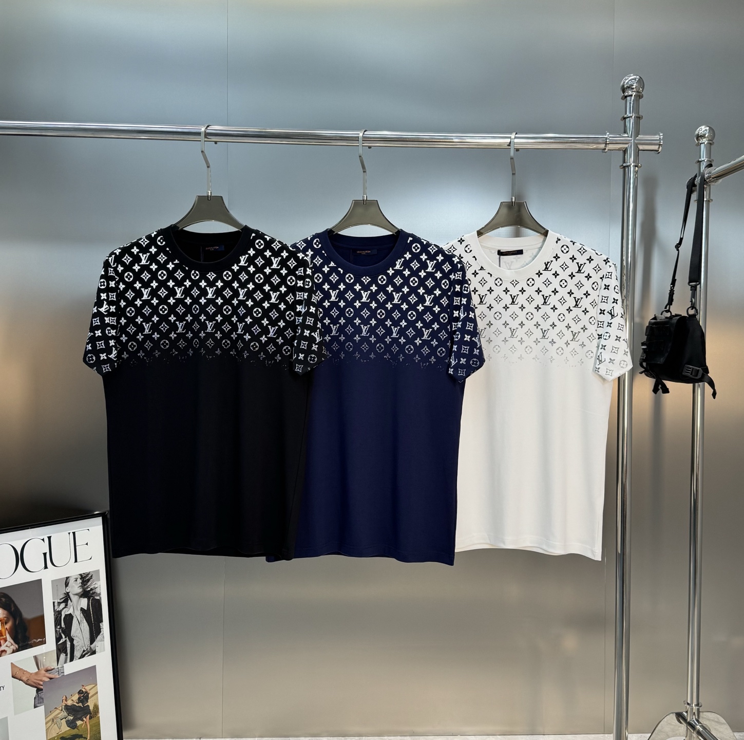 驴牌*25s新款莫代尔T恤.专柜同步.LVlogo标识立体渐变数码双面烫画工艺，经典老花lv字母呈现.后