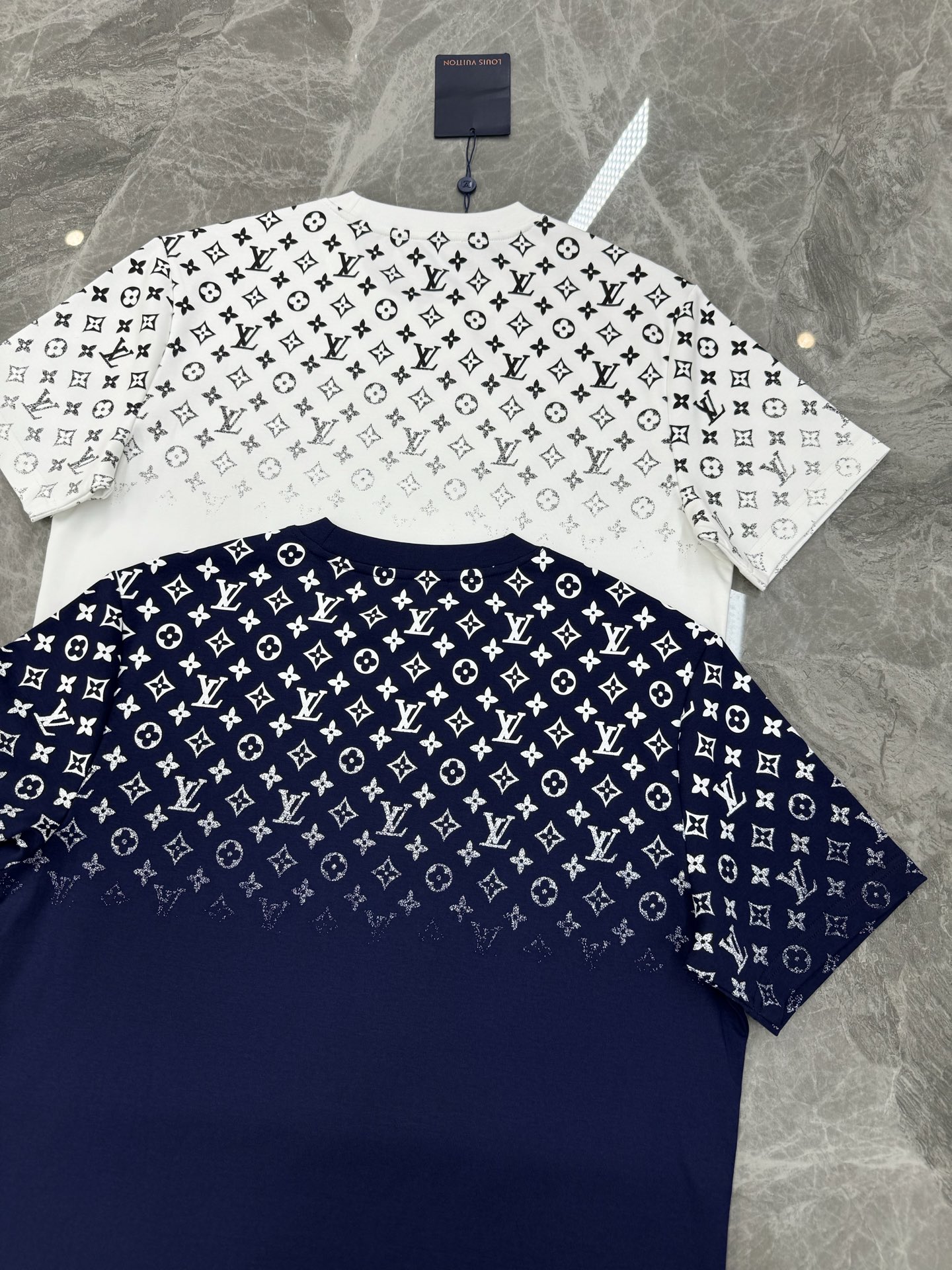 驴牌*25s新款莫代尔T恤.专柜同步.LVlogo标识立体渐变数码双面烫画工艺，经典老花lv字母呈现.后