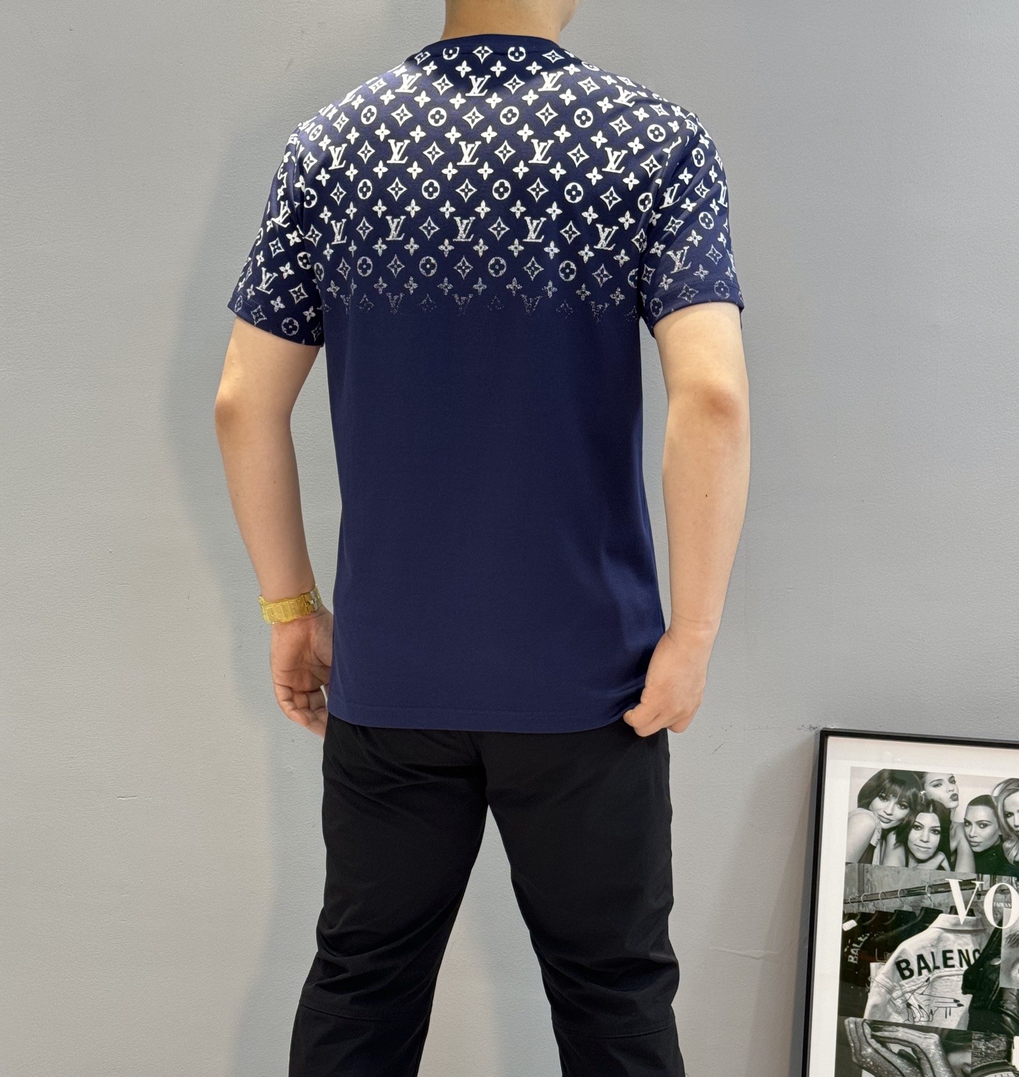 驴牌*25s新款莫代尔T恤.专柜同步.LVlogo标识立体渐变数码双面烫画工艺，经典老花lv字母呈现.后