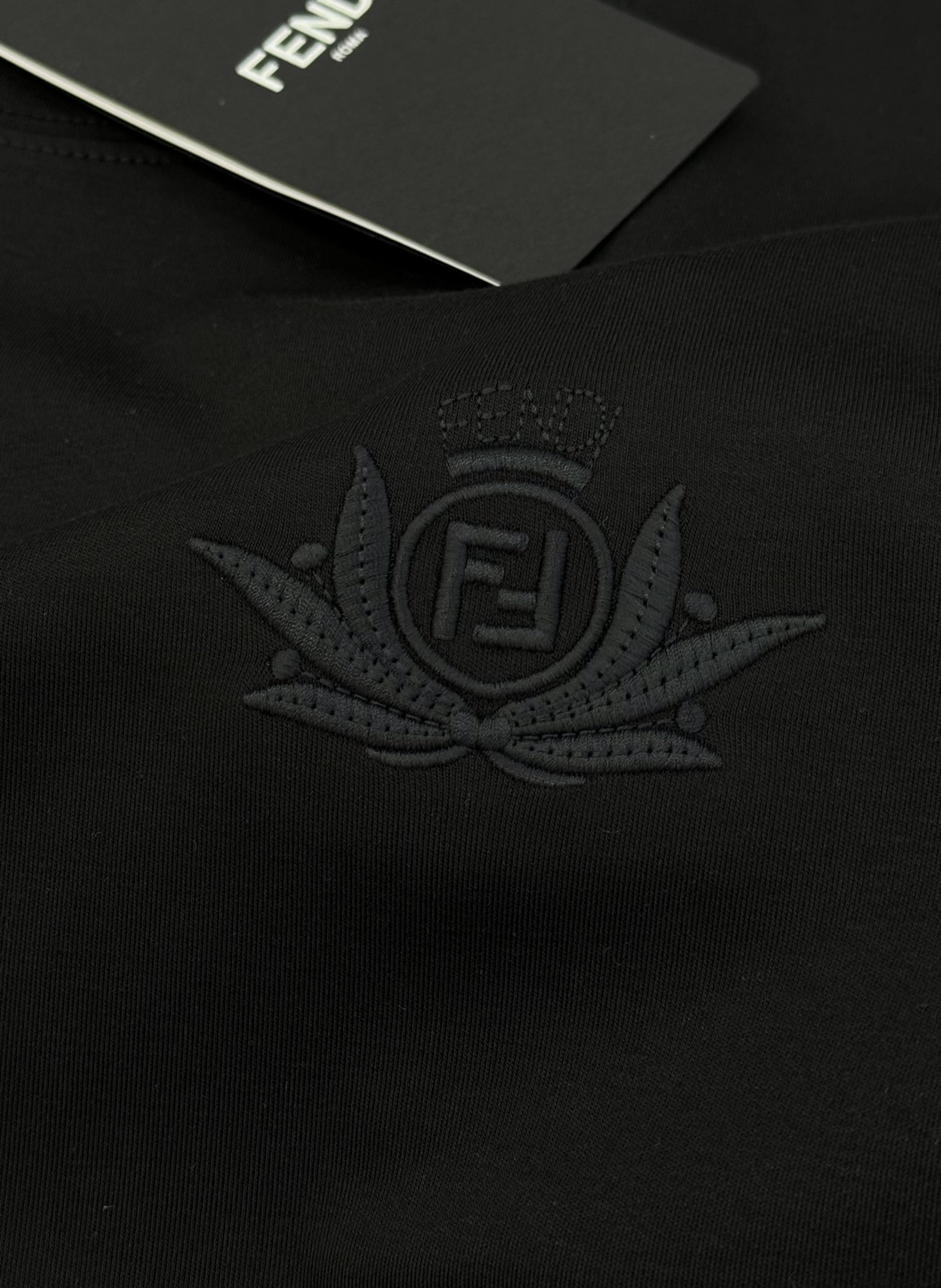 FENDI芬迪25s新款莫代尔T恤.纯色系推荐！胸口经典lv标识.3D本色刺绣工艺.精致好看.下摆FD标