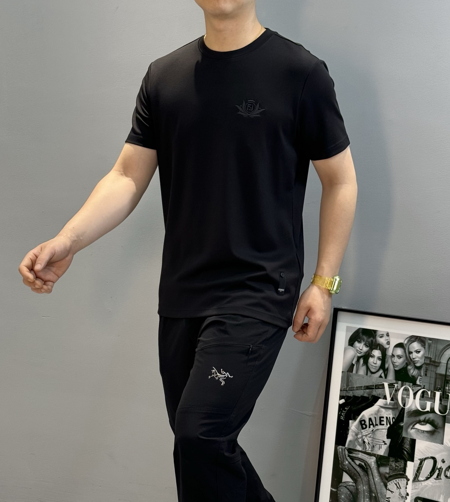 FENDI芬迪25s新款莫代尔T恤.纯色系推荐！胸口经典lv标识.3D本色刺绣工艺.精致好看.下摆FD标