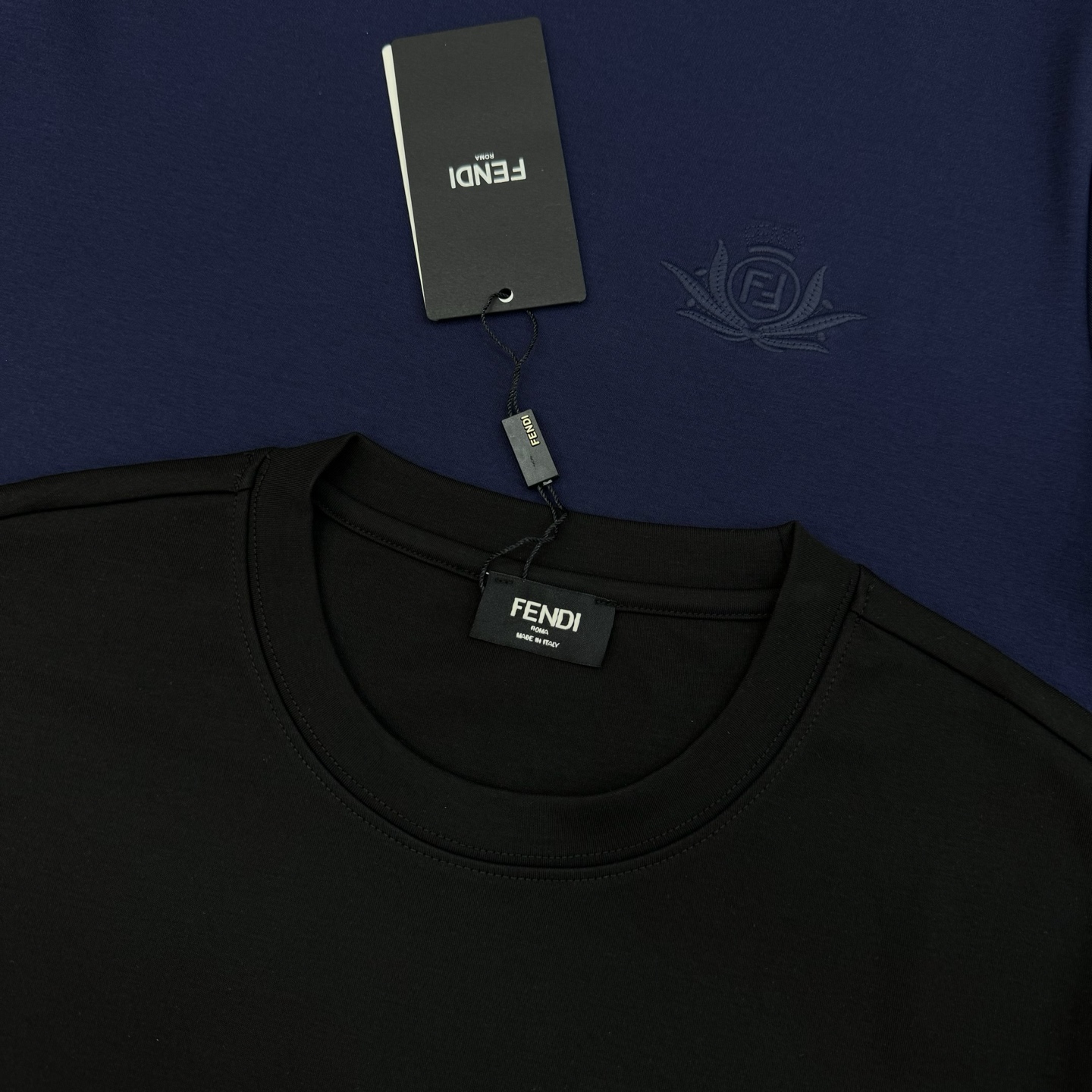 FENDI芬迪25s新款莫代尔T恤.纯色系推荐！胸口经典lv标识.3D本色刺绣工艺.精致好看.下摆FD标