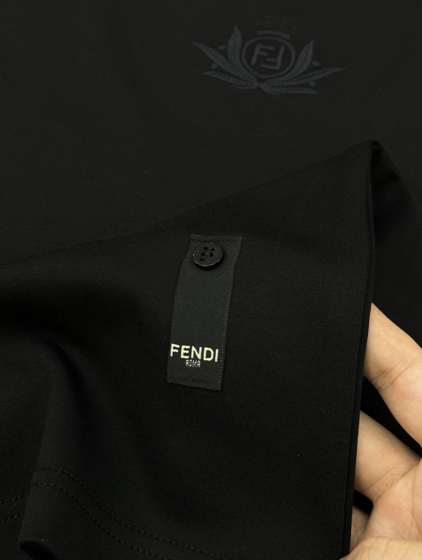 FENDI芬迪25s新款莫代尔T恤.纯色系推荐！胸口经典lv标识.3D本色刺绣工艺.精致好看.下摆FD标