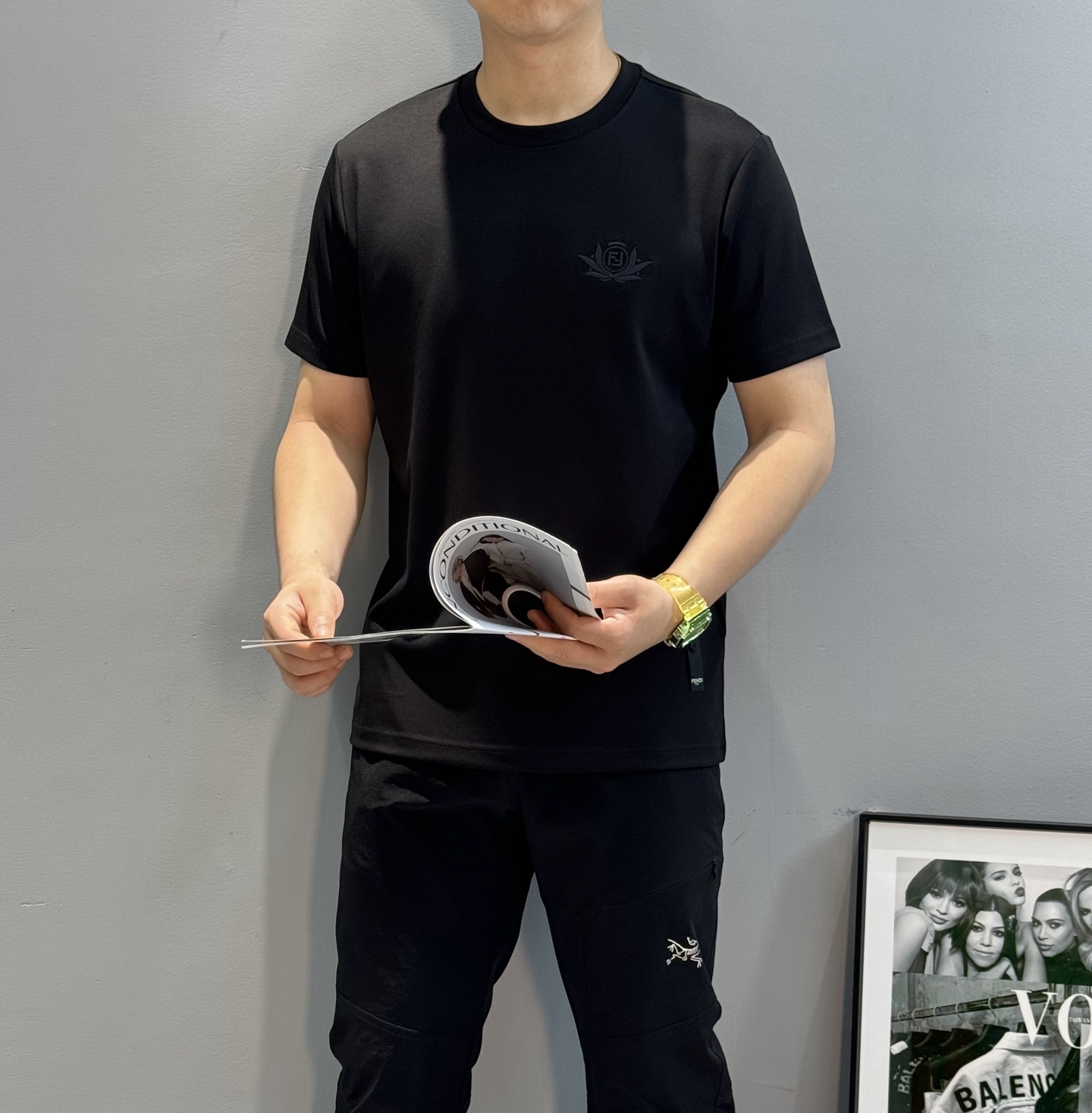 FENDI芬迪25s新款莫代尔T恤.纯色系推荐！胸口经典lv标识.3D本色刺绣工艺.精致好看.下摆FD标