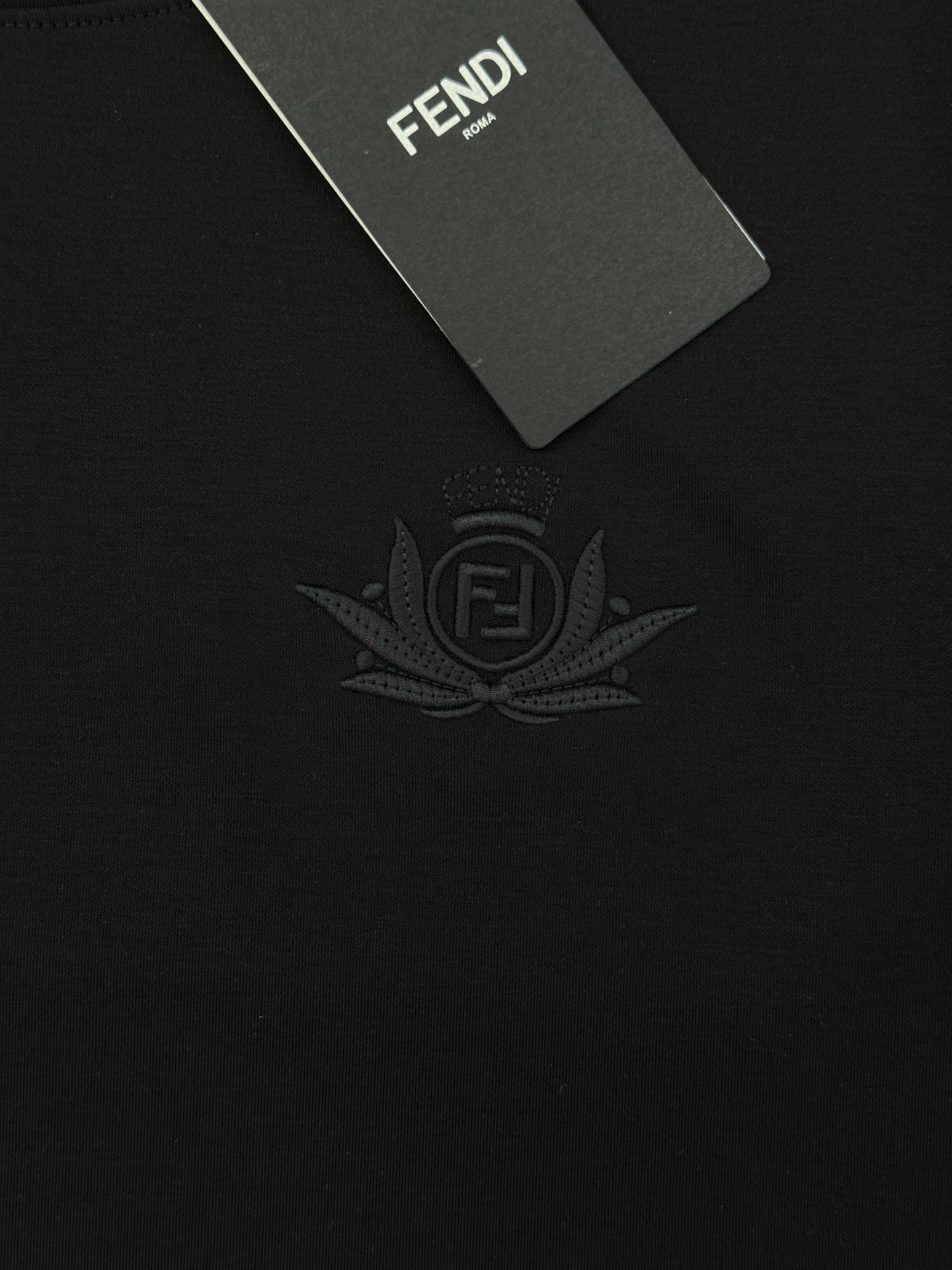 FENDI芬迪25s新款莫代尔T恤.纯色系推荐！胸口经典lv标识.3D本色刺绣工艺.精致好看.下摆FD标