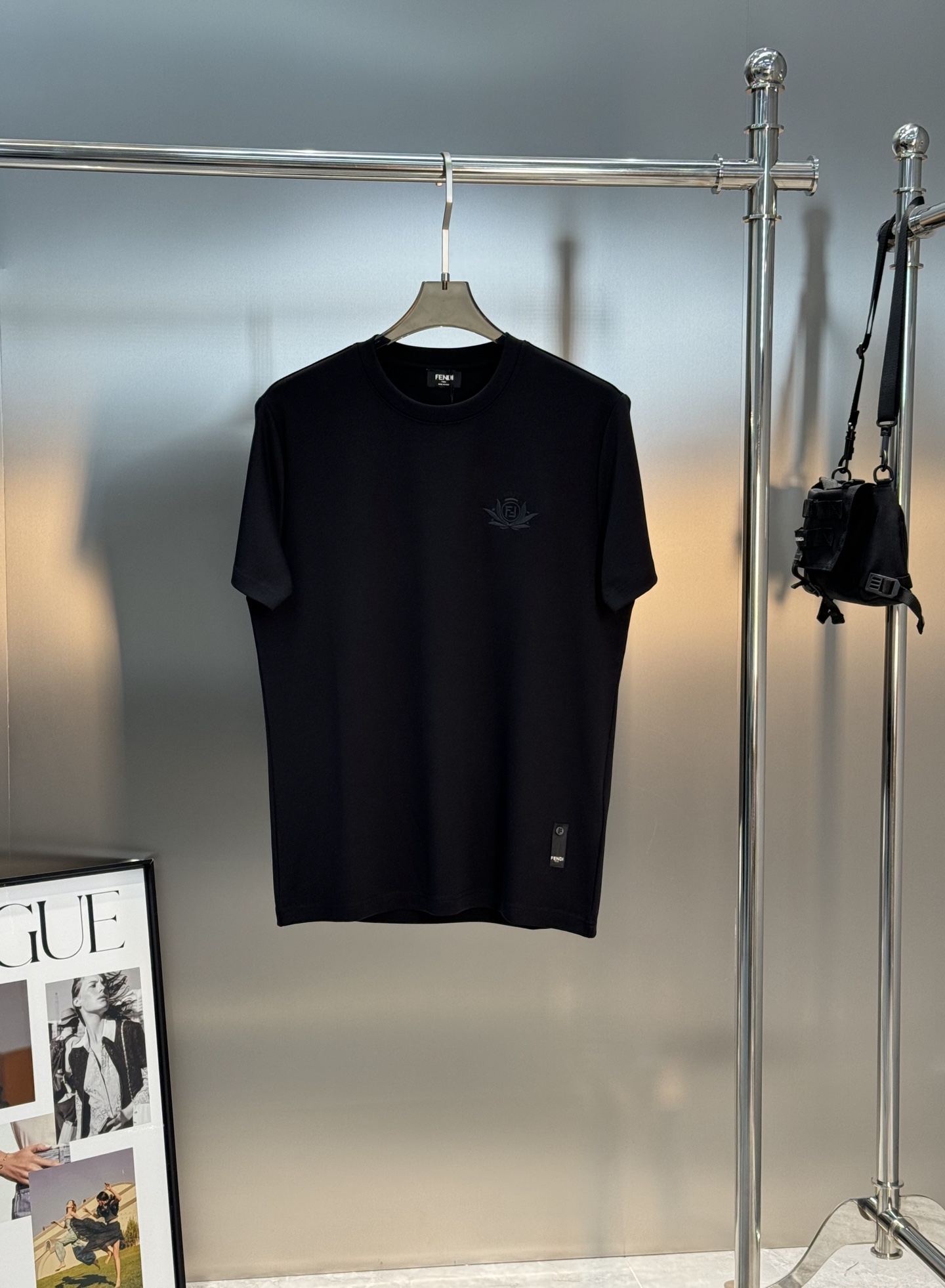 FENDI芬迪25s新款莫代尔T恤.纯色系推荐！胸口经典lv标识.3D本色刺绣工艺.精致好看.下摆FD标