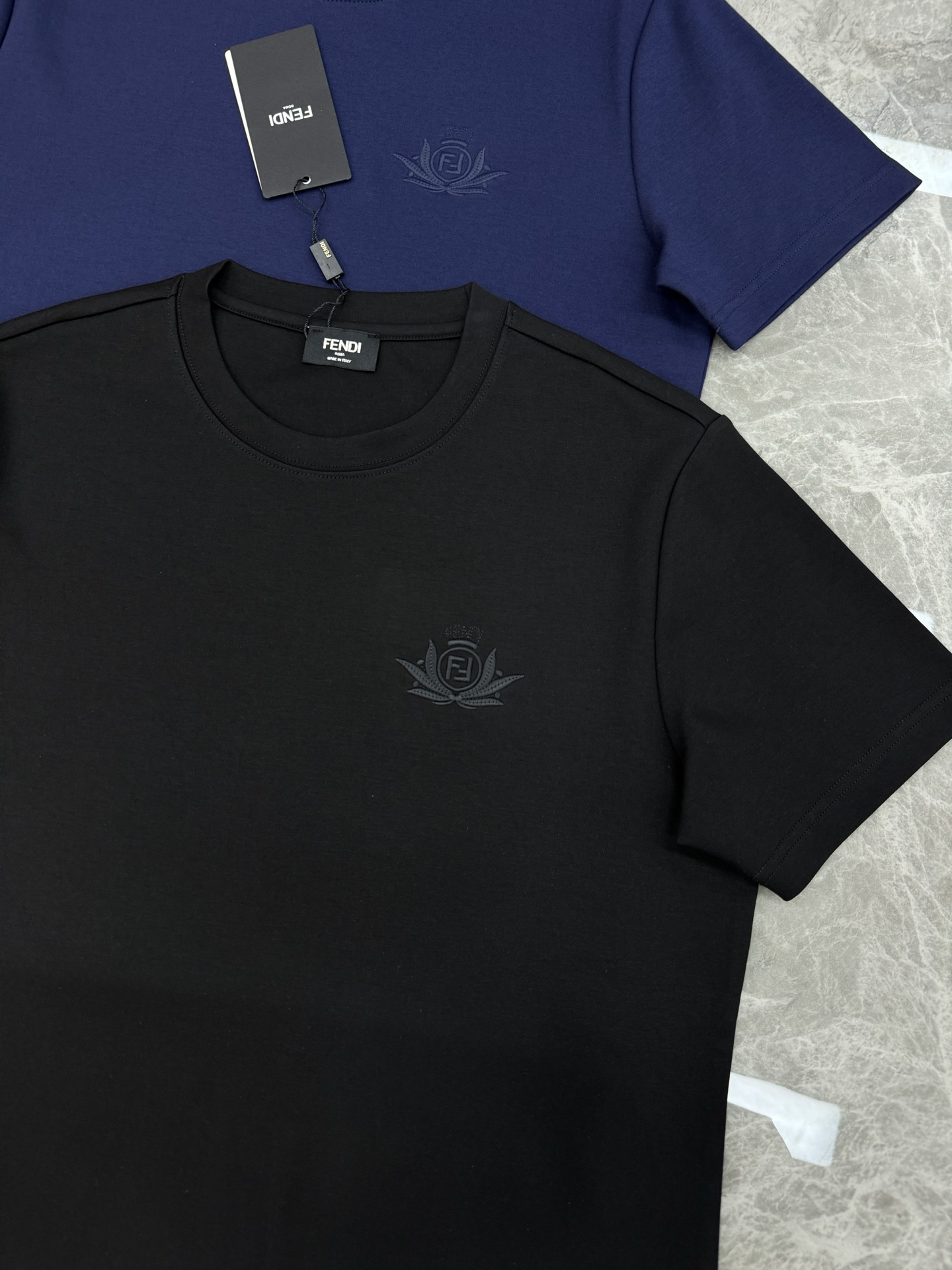 FENDI芬迪25s新款莫代尔T恤.纯色系推荐！胸口经典lv标识.3D本色刺绣工艺.精致好看.下摆FD标