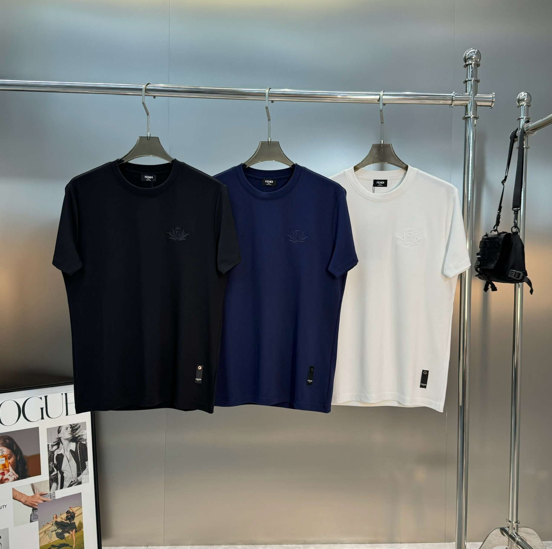 FENDI芬迪25s新款莫代尔T恤.纯色系推荐！胸口经典lv标识.3D本色刺绣工艺.精致好看.下摆FD标