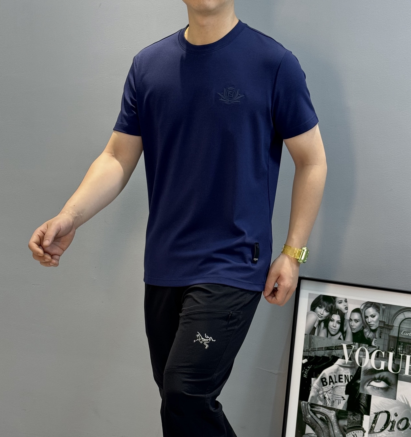 FENDI芬迪25s新款莫代尔T恤.纯色系推荐！胸口经典lv标识.3D本色刺绣工艺.精致好看.下摆FD标