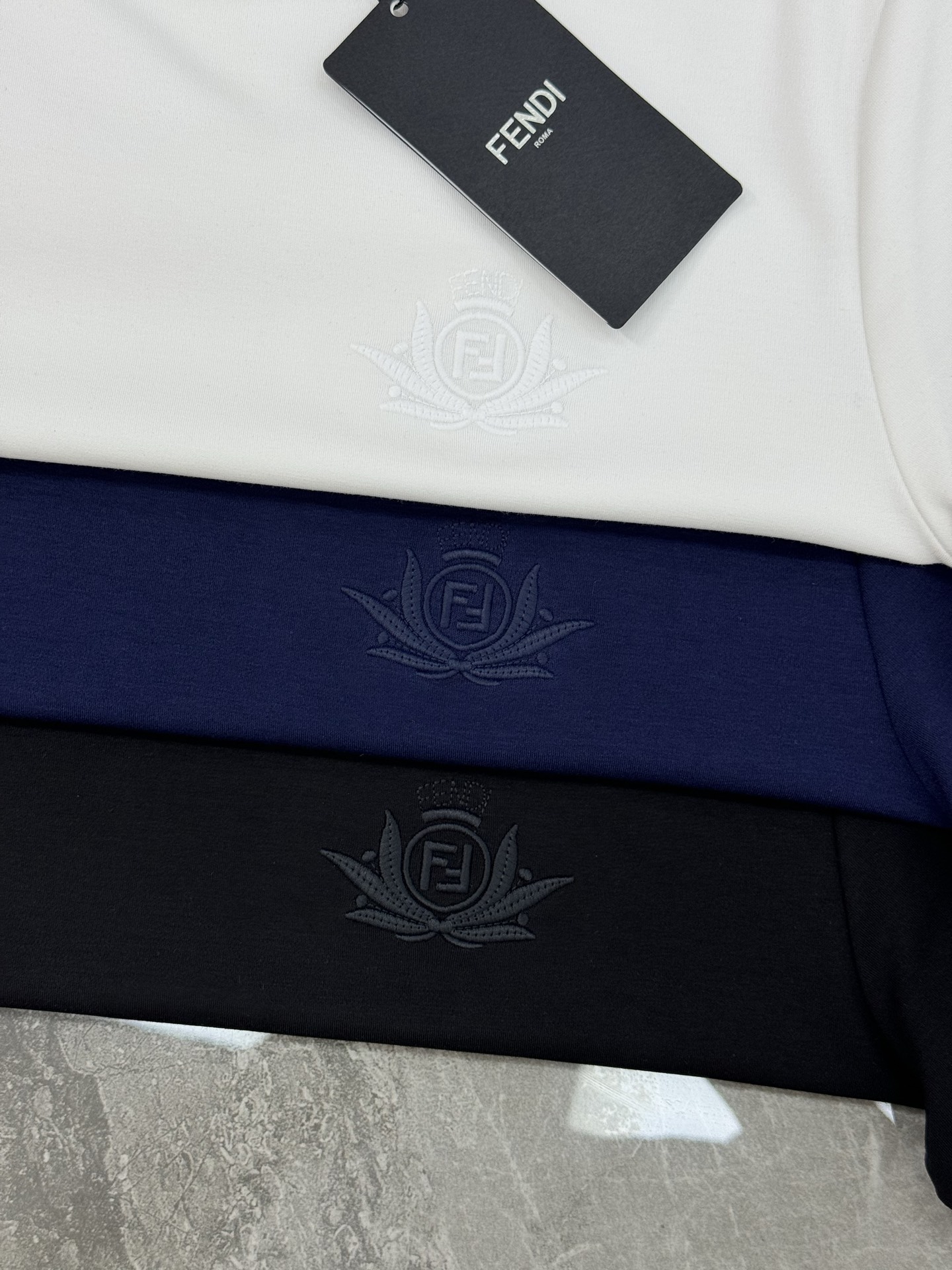 FENDI芬迪25s新款莫代尔T恤.纯色系推荐！胸口经典lv标识.3D本色刺绣工艺.精致好看.下摆FD标