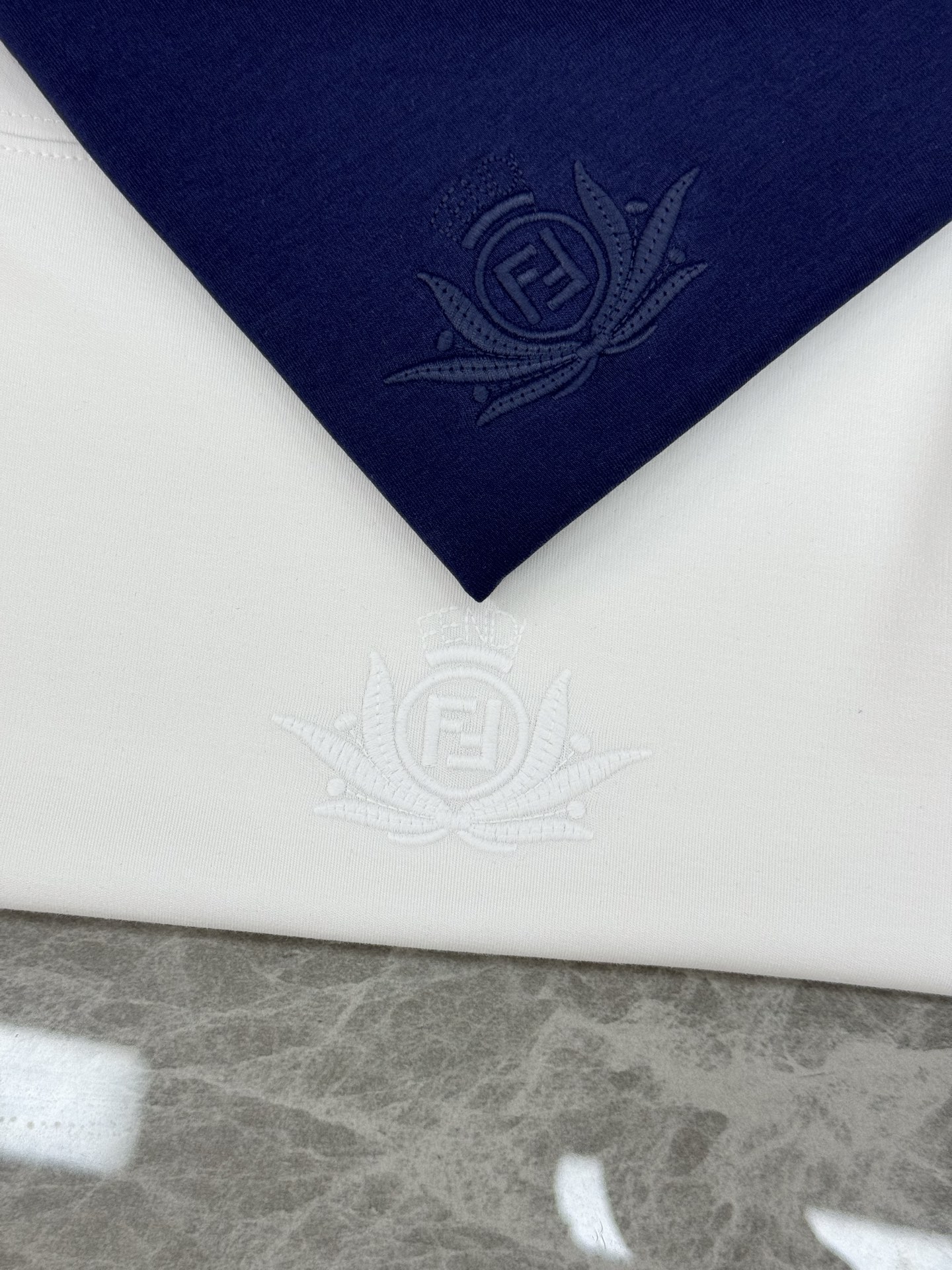 FENDI芬迪25s新款莫代尔T恤.纯色系推荐！胸口经典lv标识.3D本色刺绣工艺.精致好看.下摆FD标