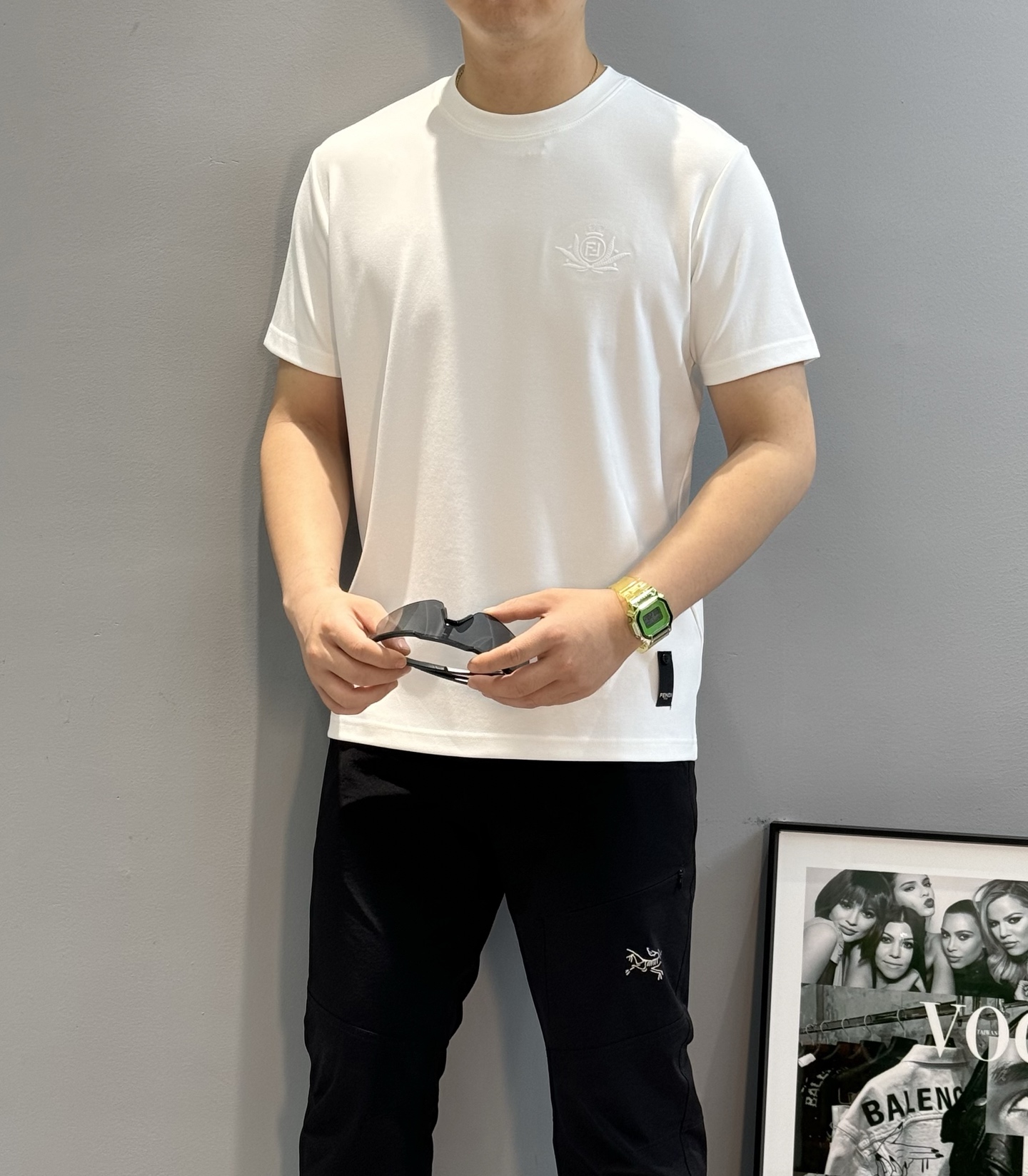 FENDI芬迪25s新款莫代尔T恤.纯色系推荐！胸口经典lv标识.3D本色刺绣工艺.精致好看.下摆FD标