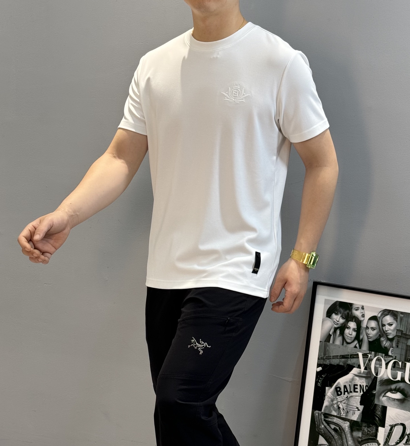 FENDI芬迪25s新款莫代尔T恤.纯色系推荐！胸口经典lv标识.3D本色刺绣工艺.精致好看.下摆FD标