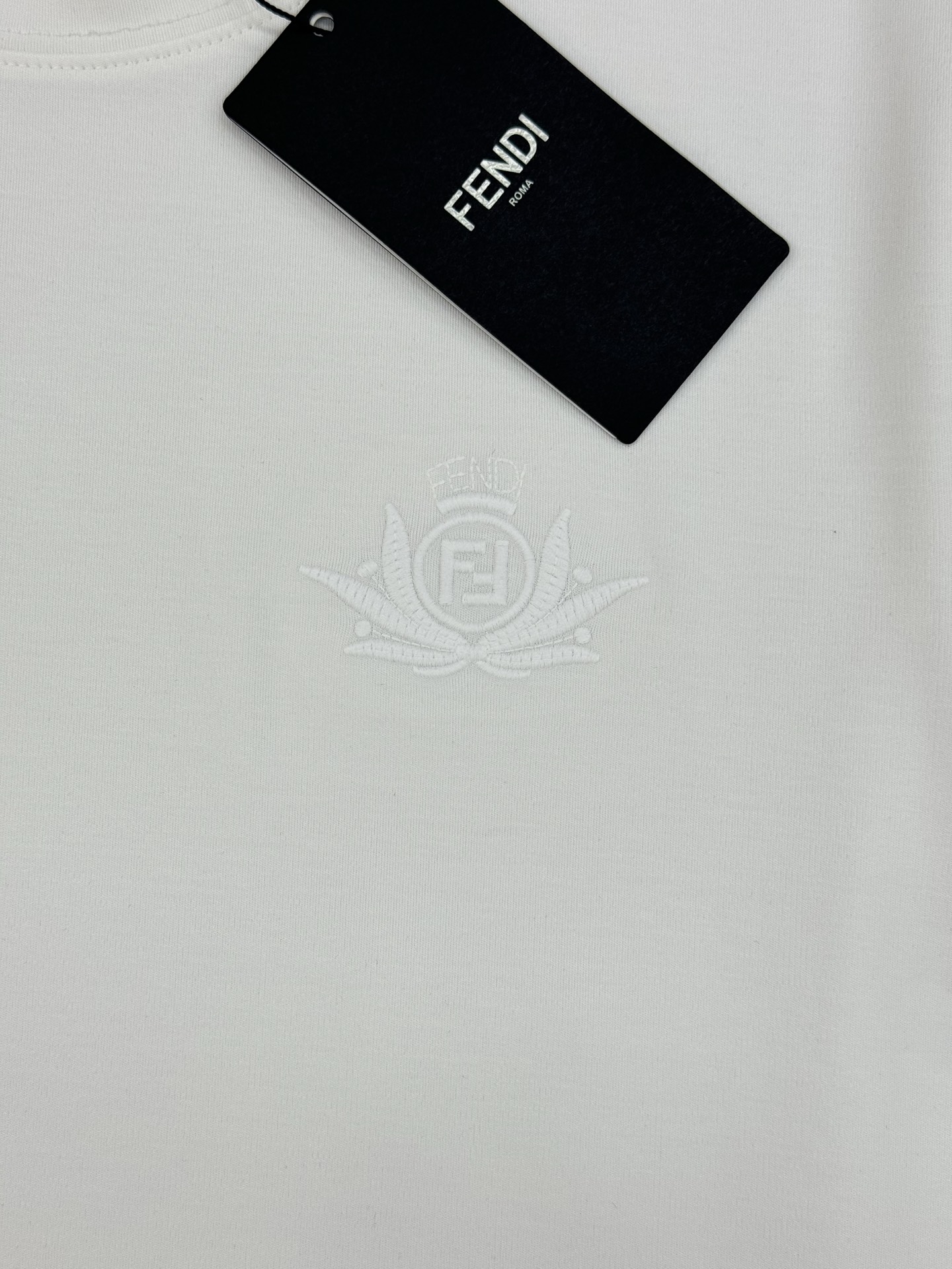 FENDI芬迪25s新款莫代尔T恤.纯色系推荐！胸口经典lv标识.3D本色刺绣工艺.精致好看.下摆FD标