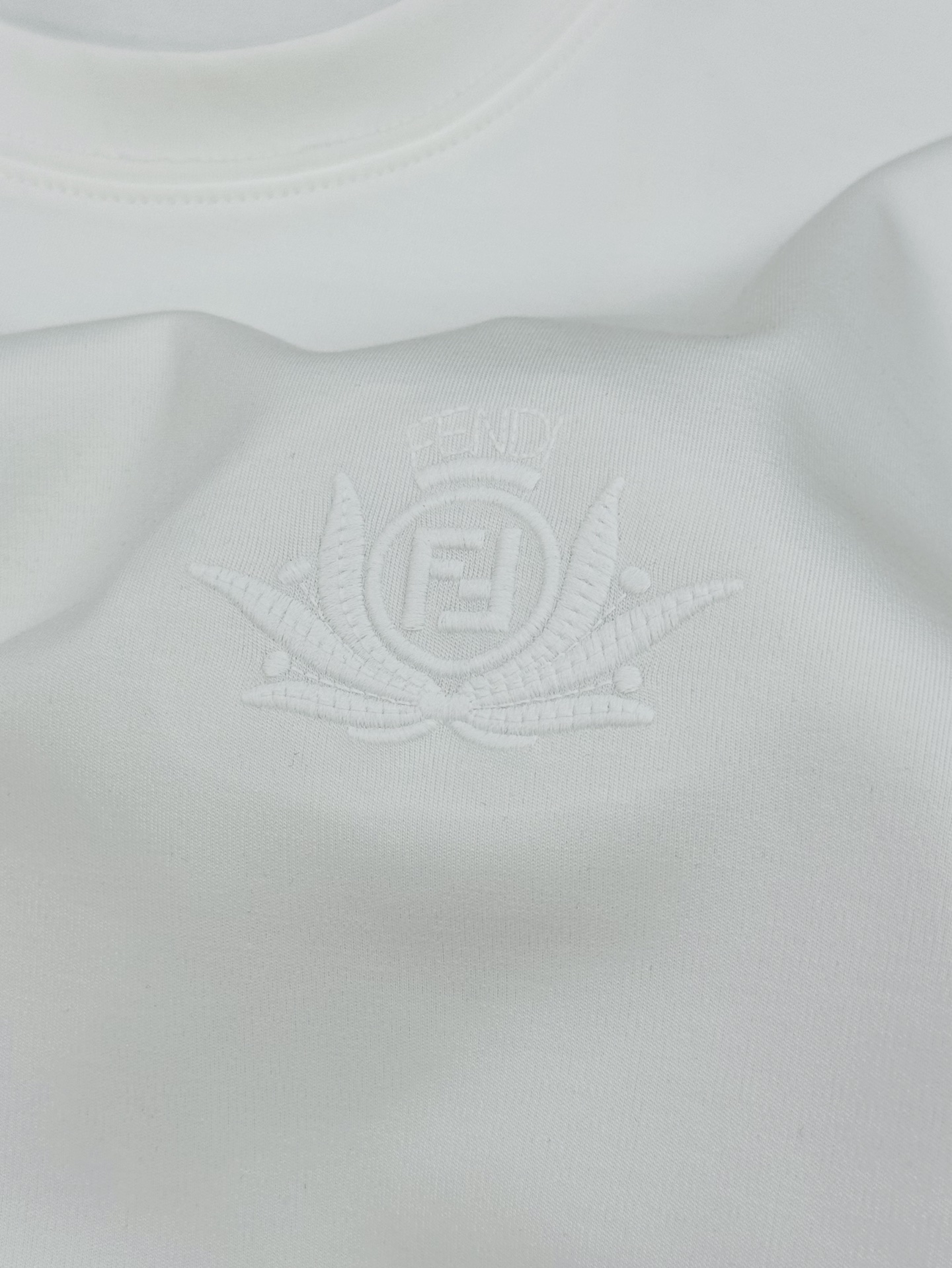 FENDI芬迪25s新款莫代尔T恤.纯色系推荐！胸口经典lv标识.3D本色刺绣工艺.精致好看.下摆FD标