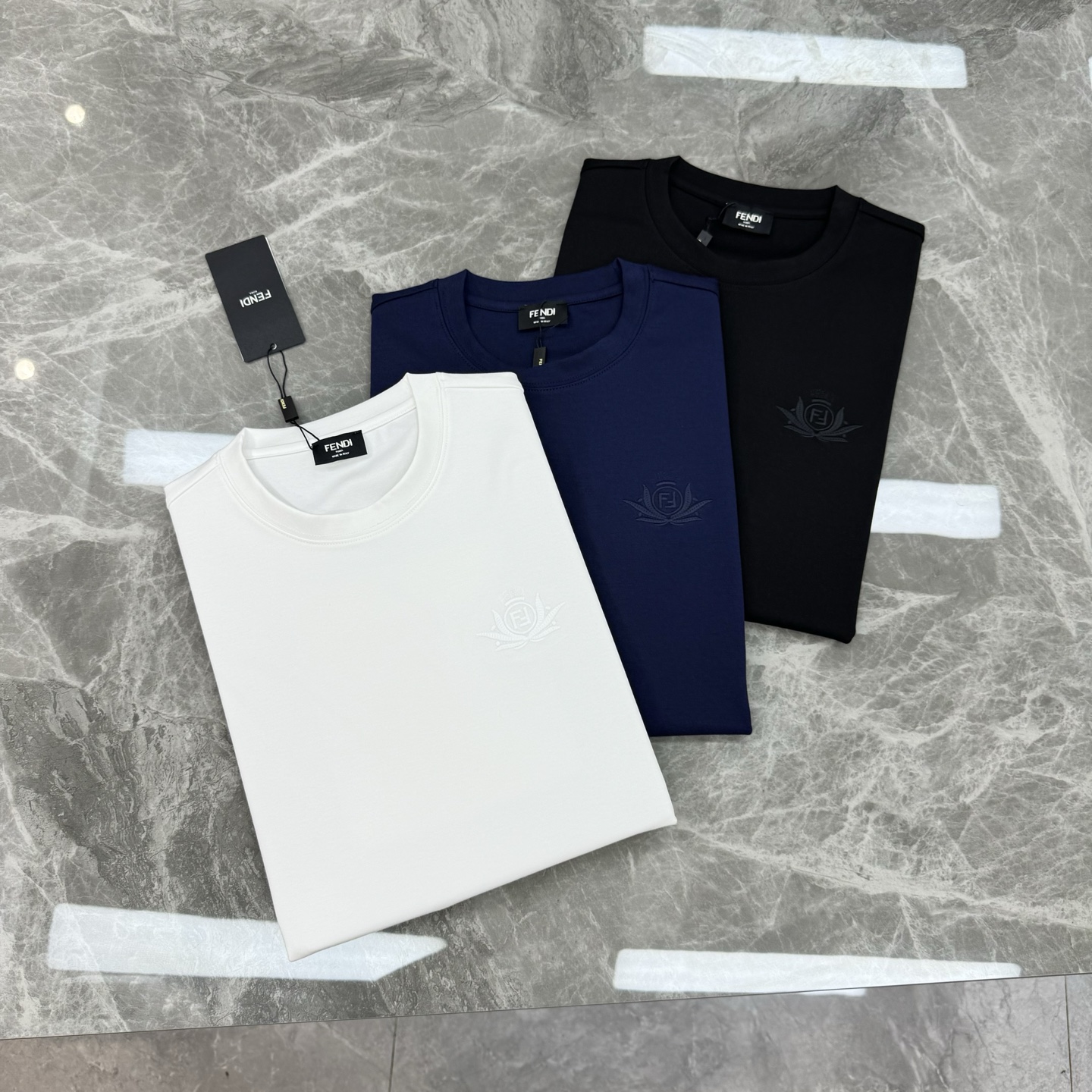 FENDI芬迪25s新款莫代尔T恤.纯色系推荐！胸口经典lv标识.3D本色刺绣工艺.精致好看.下摆FD标