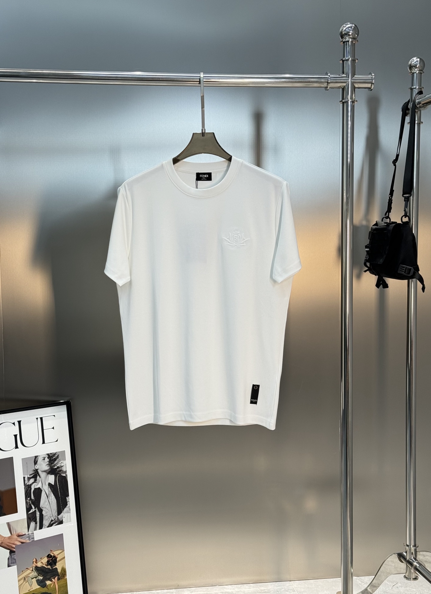 FENDI芬迪25s新款莫代尔T恤.纯色系推荐！胸口经典lv标识.3D本色刺绣工艺.精致好看.下摆FD标