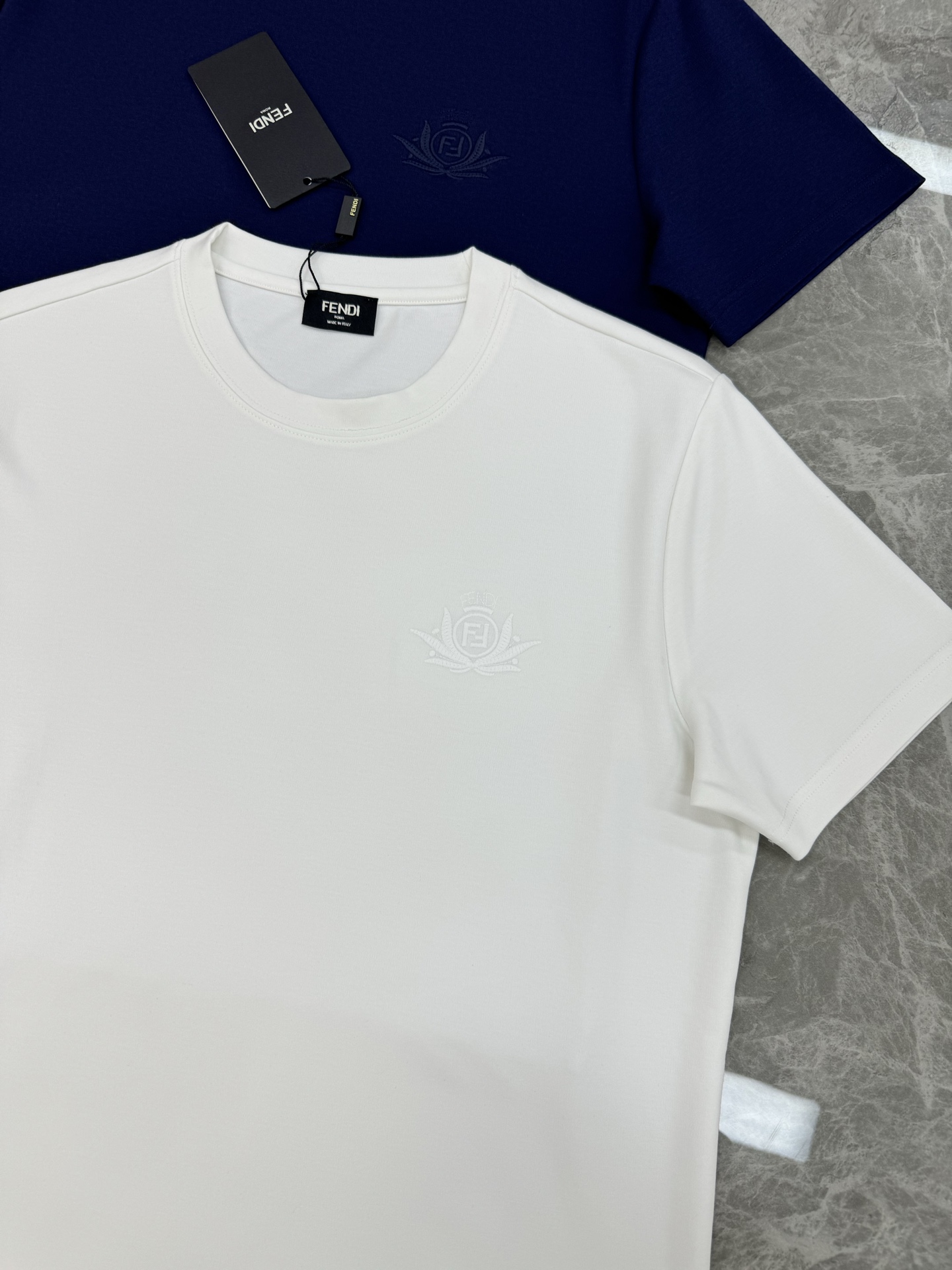 FENDI芬迪25s新款莫代尔T恤.纯色系推荐！胸口经典lv标识.3D本色刺绣工艺.精致好看.下摆FD标