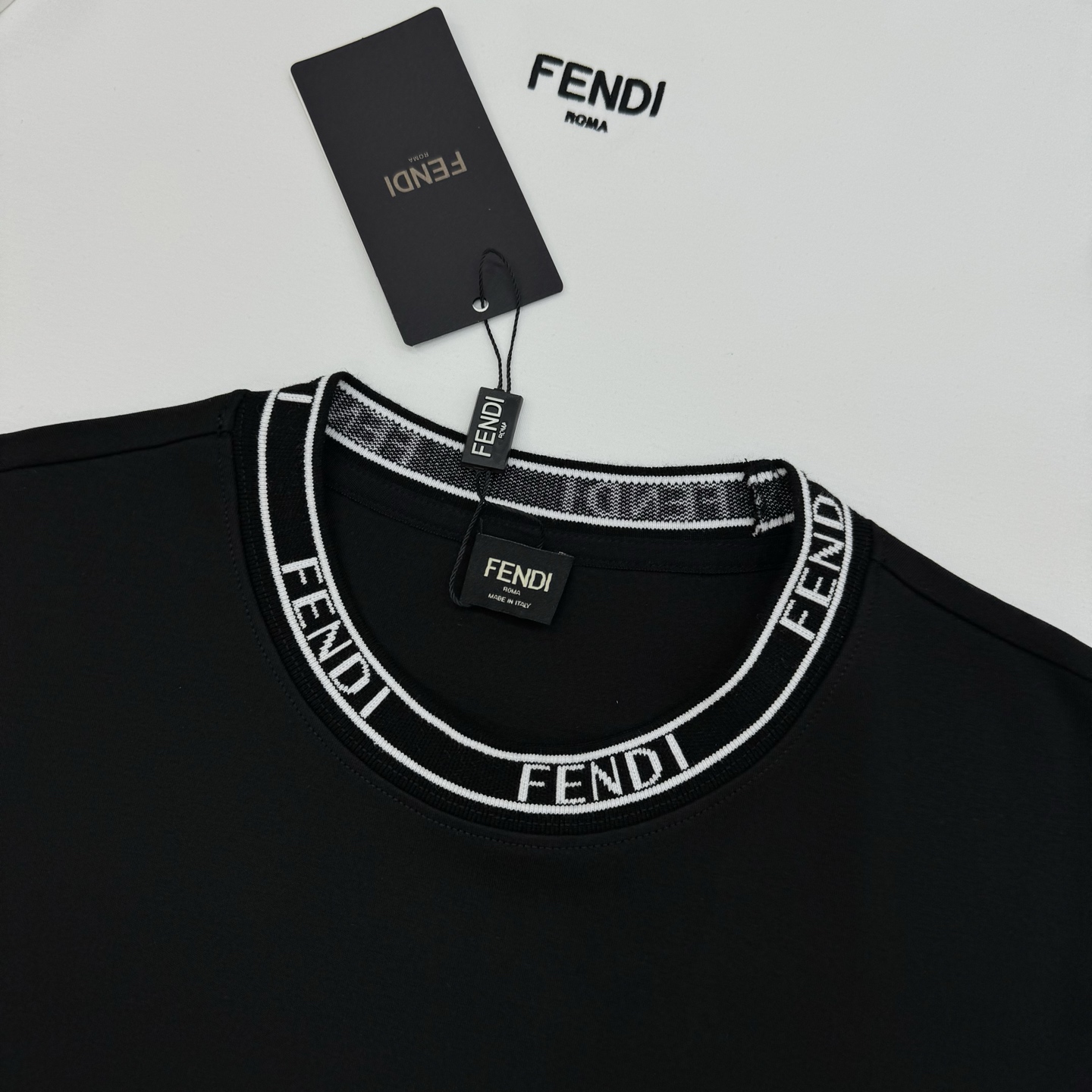 FENDI芬迪25s新品莫代尔T恤.领口订织设计.搭载fendi-LOGO.胸前刺绣🪡工艺呈现芬迪品牌形