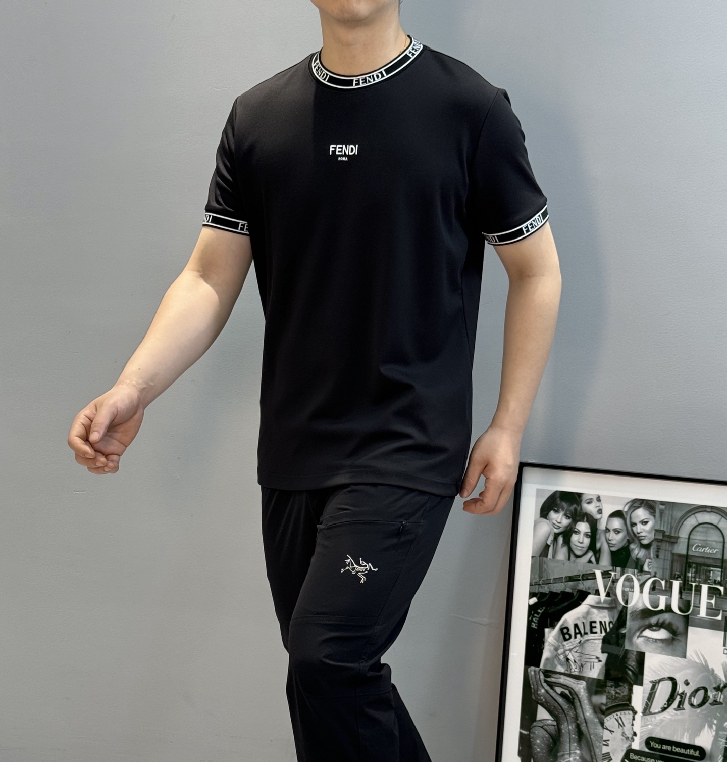 FENDI芬迪25s新品莫代尔T恤.领口订织设计.搭载fendi-LOGO.胸前刺绣🪡工艺呈现芬迪品牌形