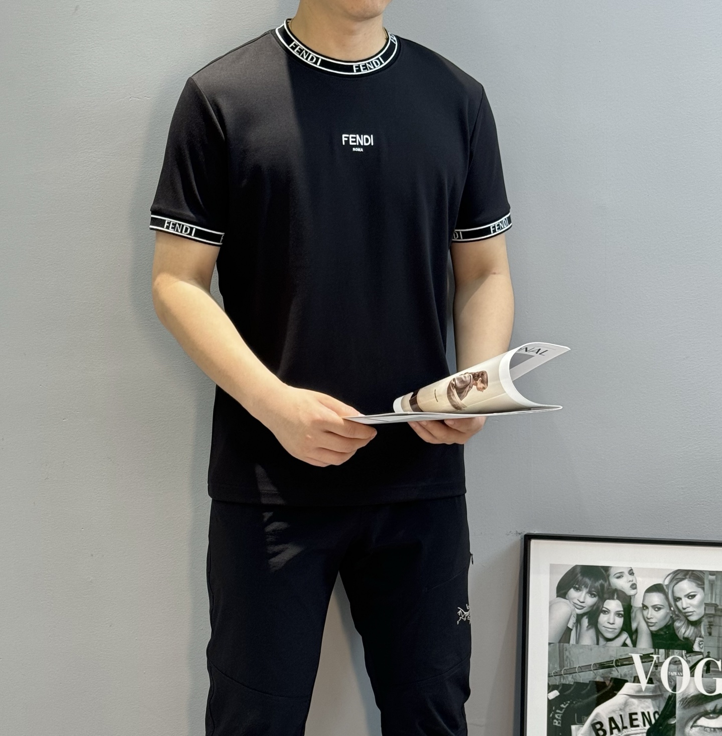 FENDI芬迪25s新品莫代尔T恤.领口订织设计.搭载fendi-LOGO.胸前刺绣🪡工艺呈现芬迪品牌形