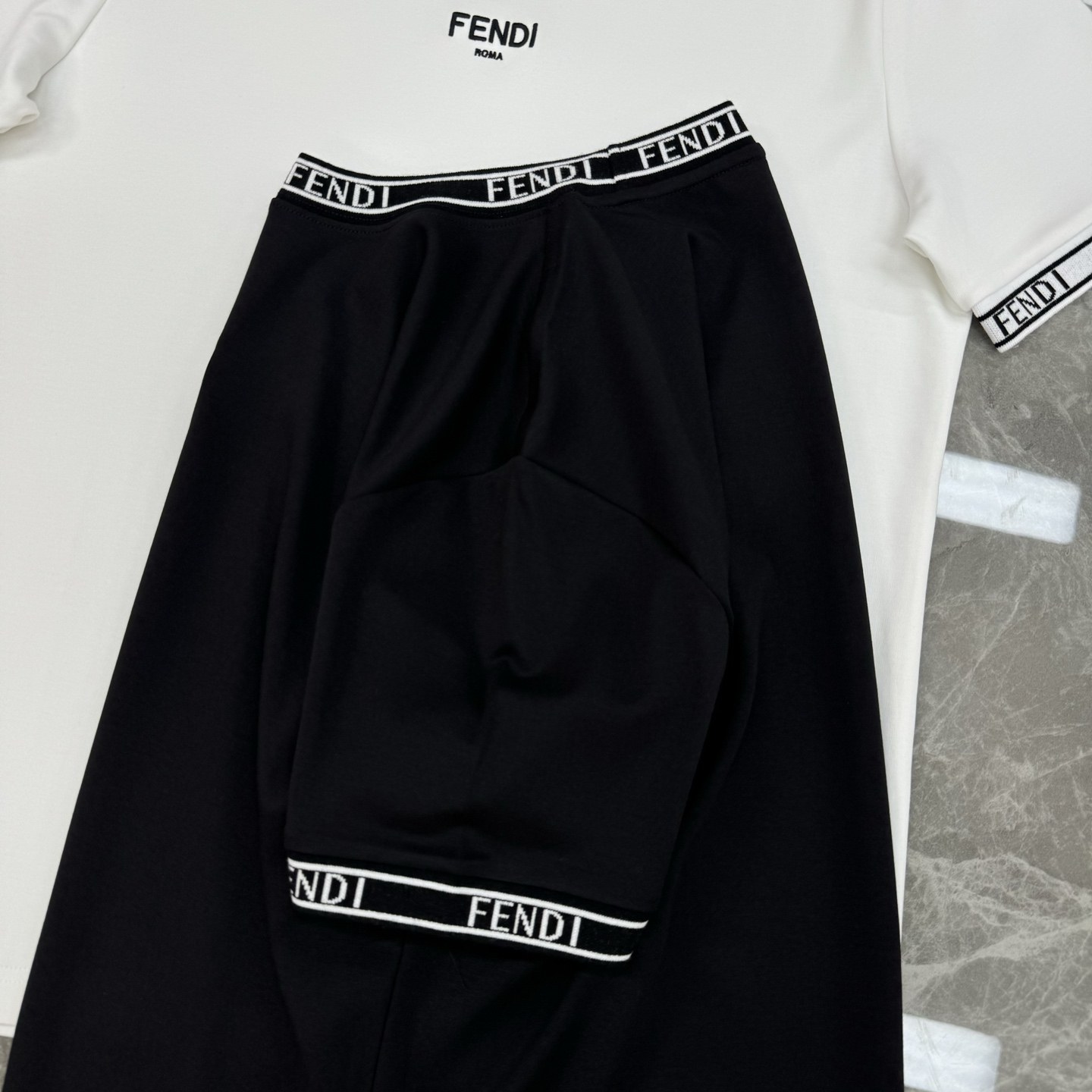 FENDI芬迪25s新品莫代尔T恤.领口订织设计.搭载fendi-LOGO.胸前刺绣🪡工艺呈现芬迪品牌形