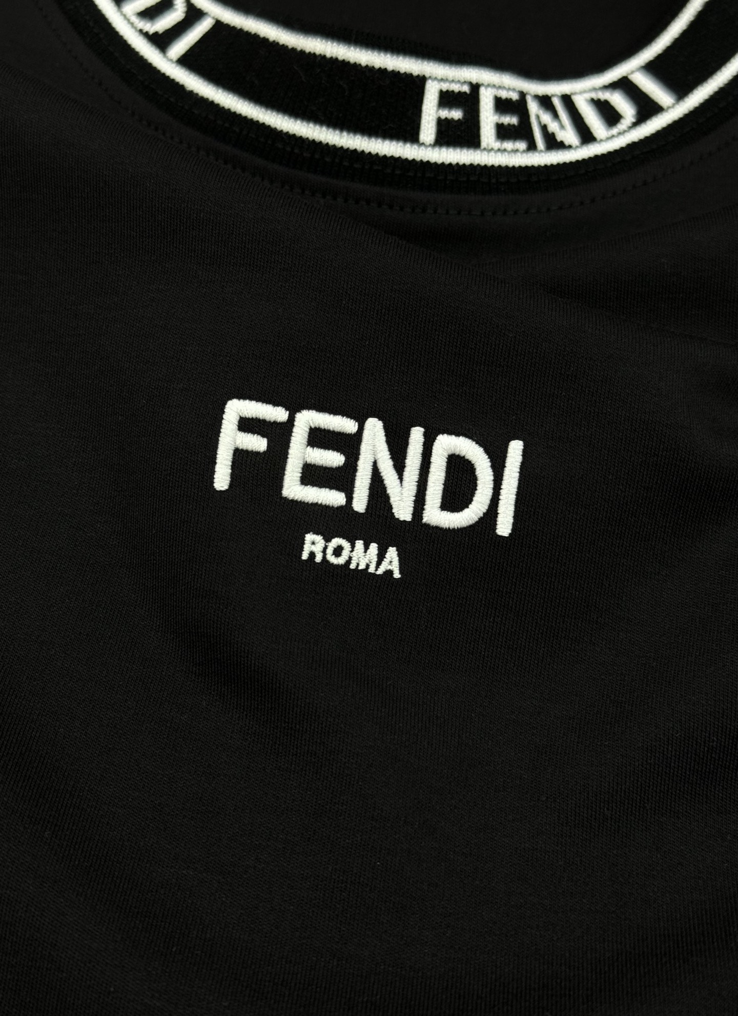 FENDI芬迪25s新品莫代尔T恤.领口订织设计.搭载fendi-LOGO.胸前刺绣🪡工艺呈现芬迪品牌形