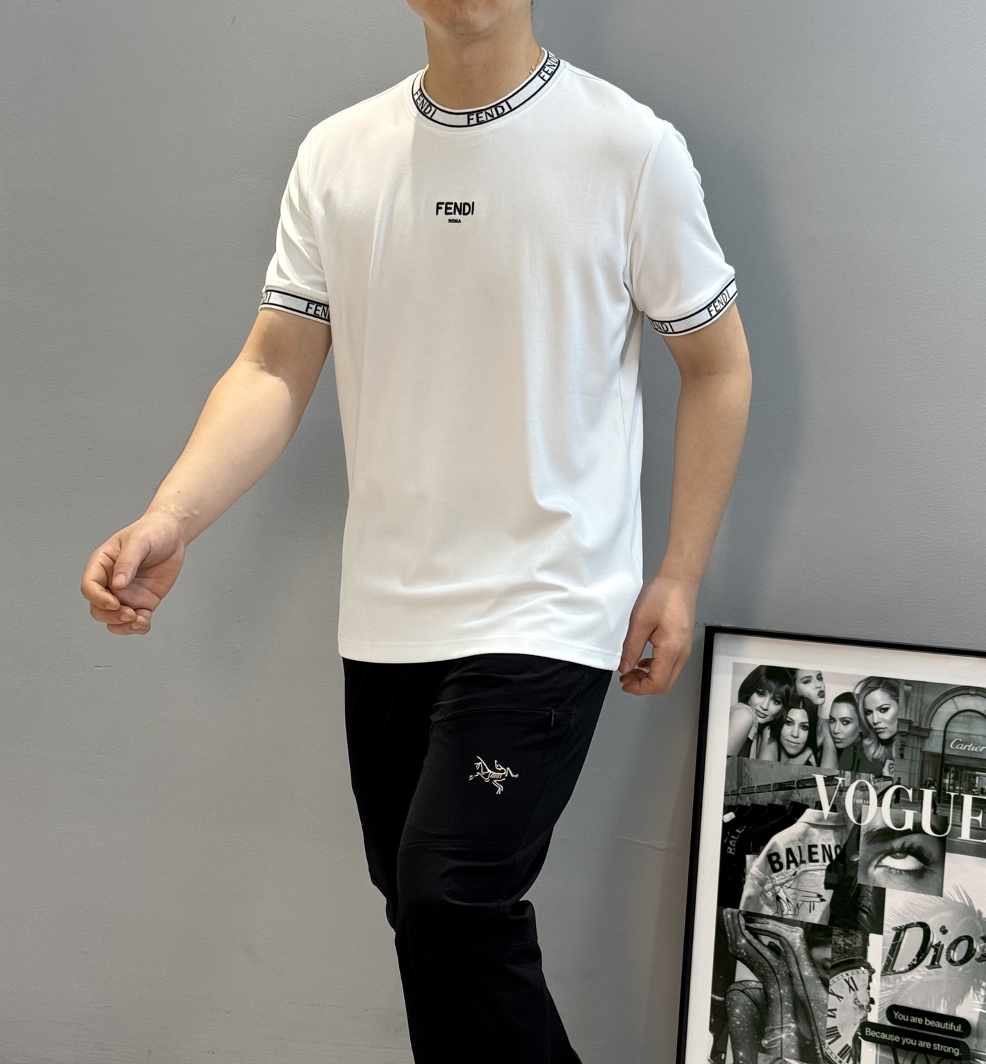 FENDI芬迪25s新品莫代尔T恤.领口订织设计.搭载fendi-LOGO.胸前刺绣🪡工艺呈现芬迪品牌形