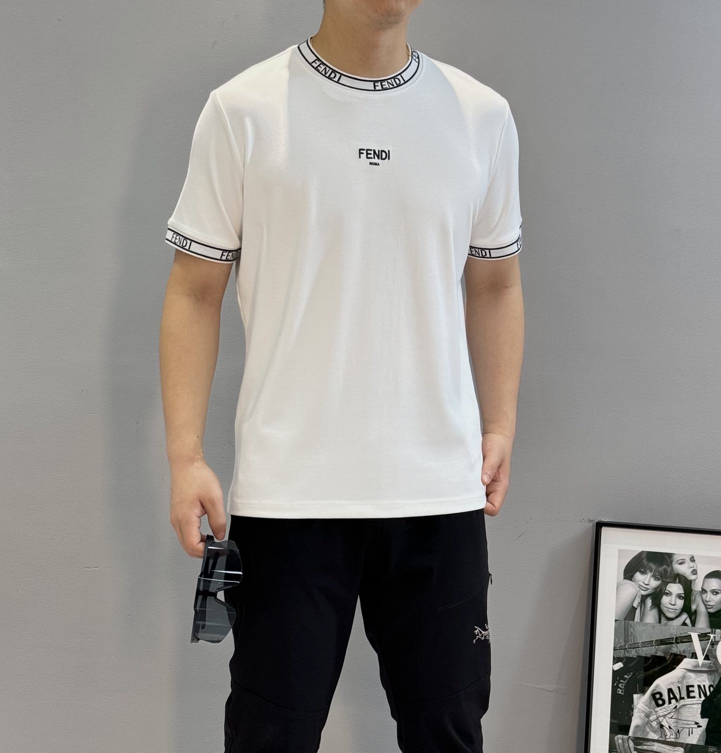 FENDI芬迪25s新品莫代尔T恤.领口订织设计.搭载fendi-LOGO.胸前刺绣🪡工艺呈现芬迪品牌形