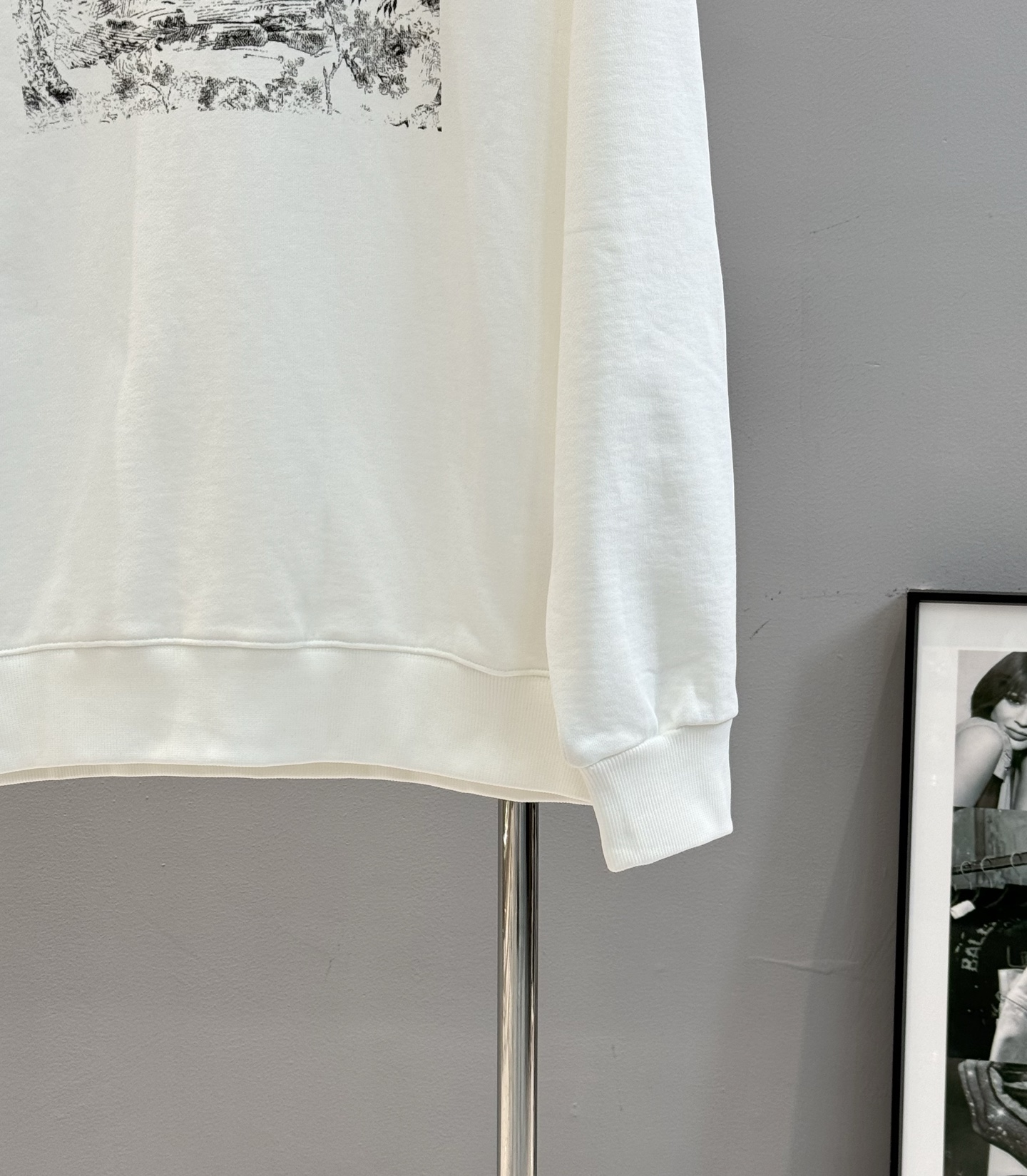 Dior 迪奥经典刺绣纯棉长袖圆领卫衣，男女同款！这款卫衣采用进口棉质抓绒布精心制作。柔软舒适，胸前饰以