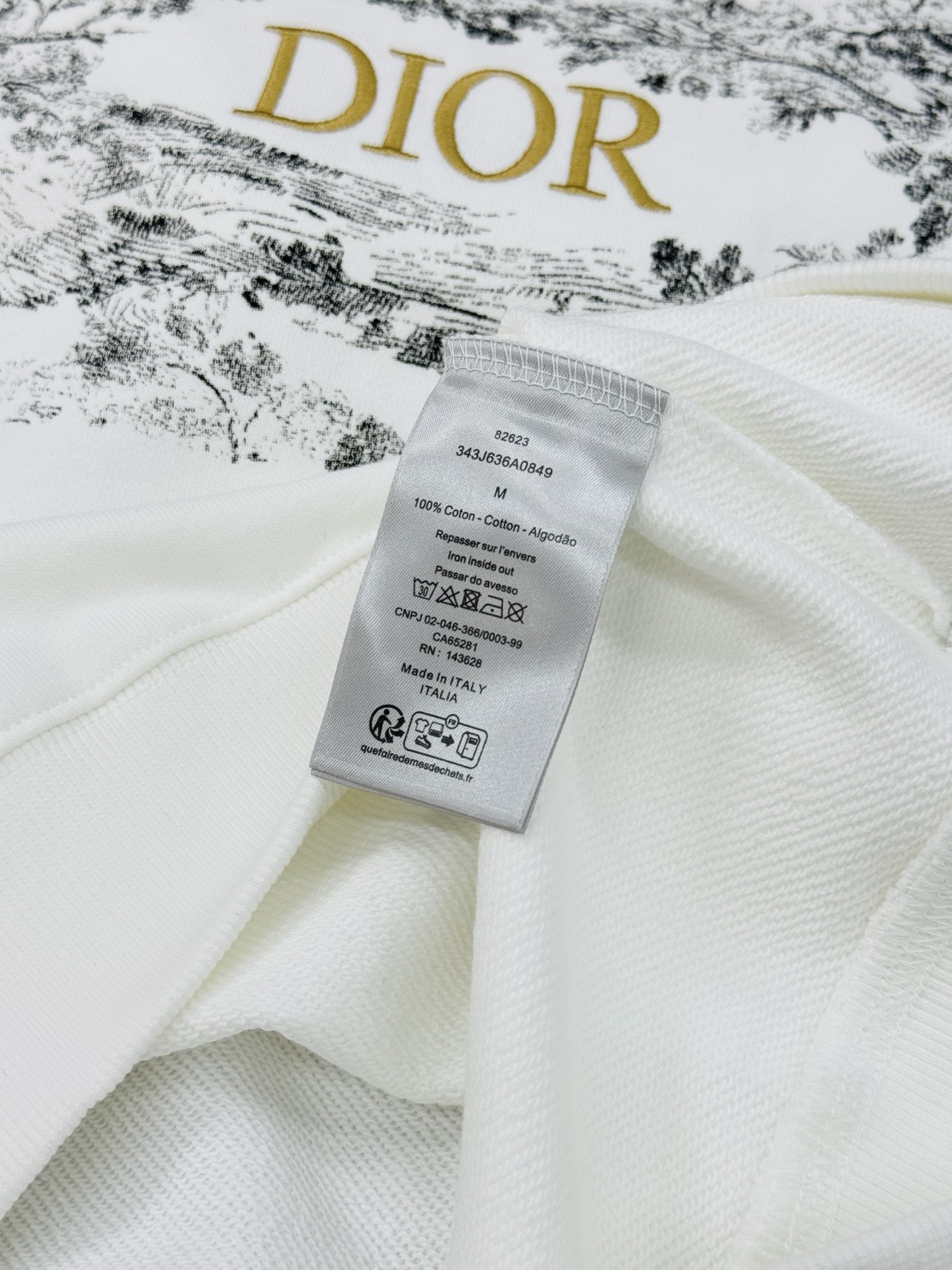 Dior 迪奥经典刺绣纯棉长袖圆领卫衣，男女同款！这款卫衣采用进口棉质抓绒布精心制作。柔软舒适，胸前饰以