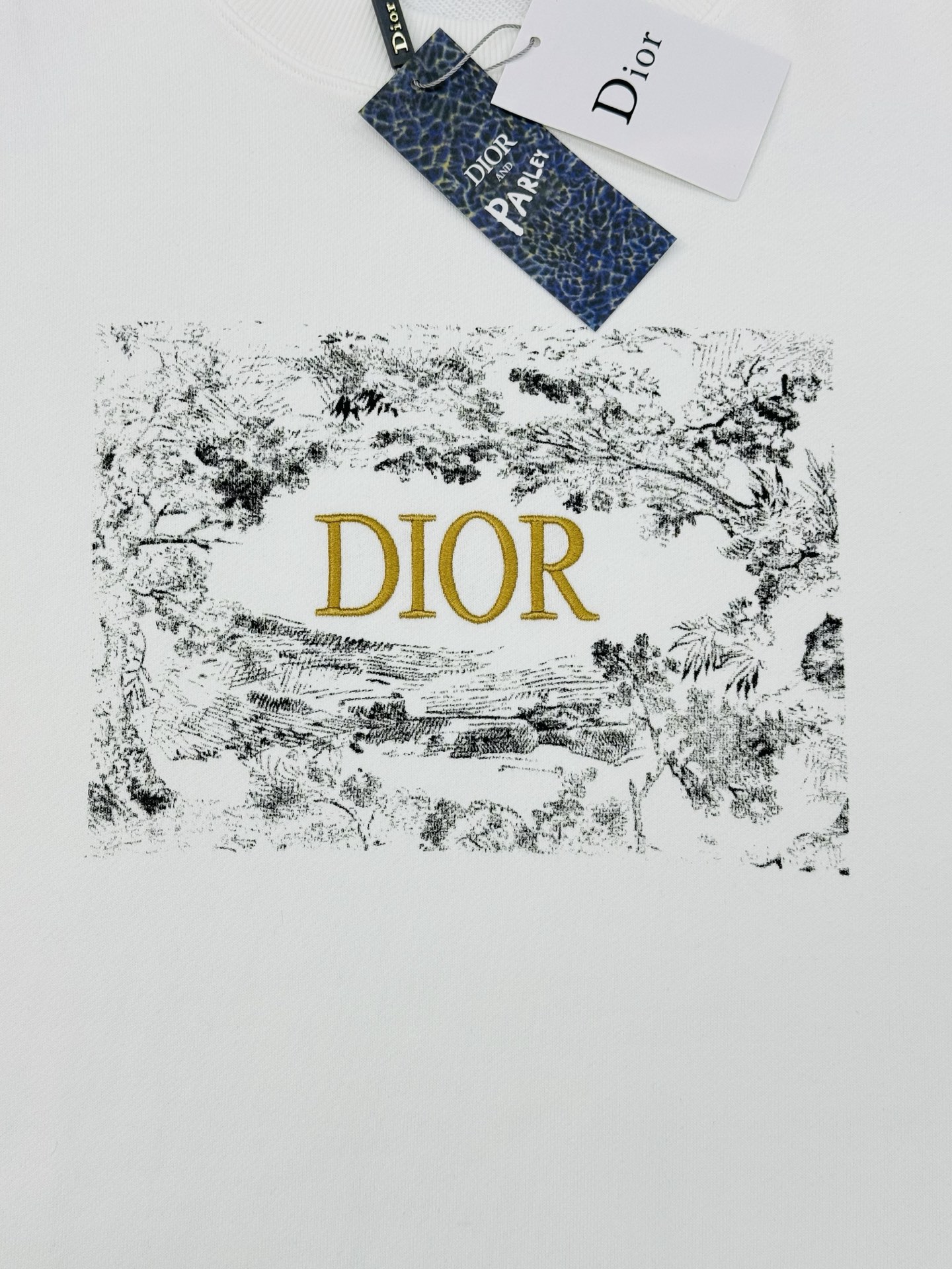 Dior 迪奥经典刺绣纯棉长袖圆领卫衣，男女同款！这款卫衣采用进口棉质抓绒布精心制作。柔软舒适，胸前饰以