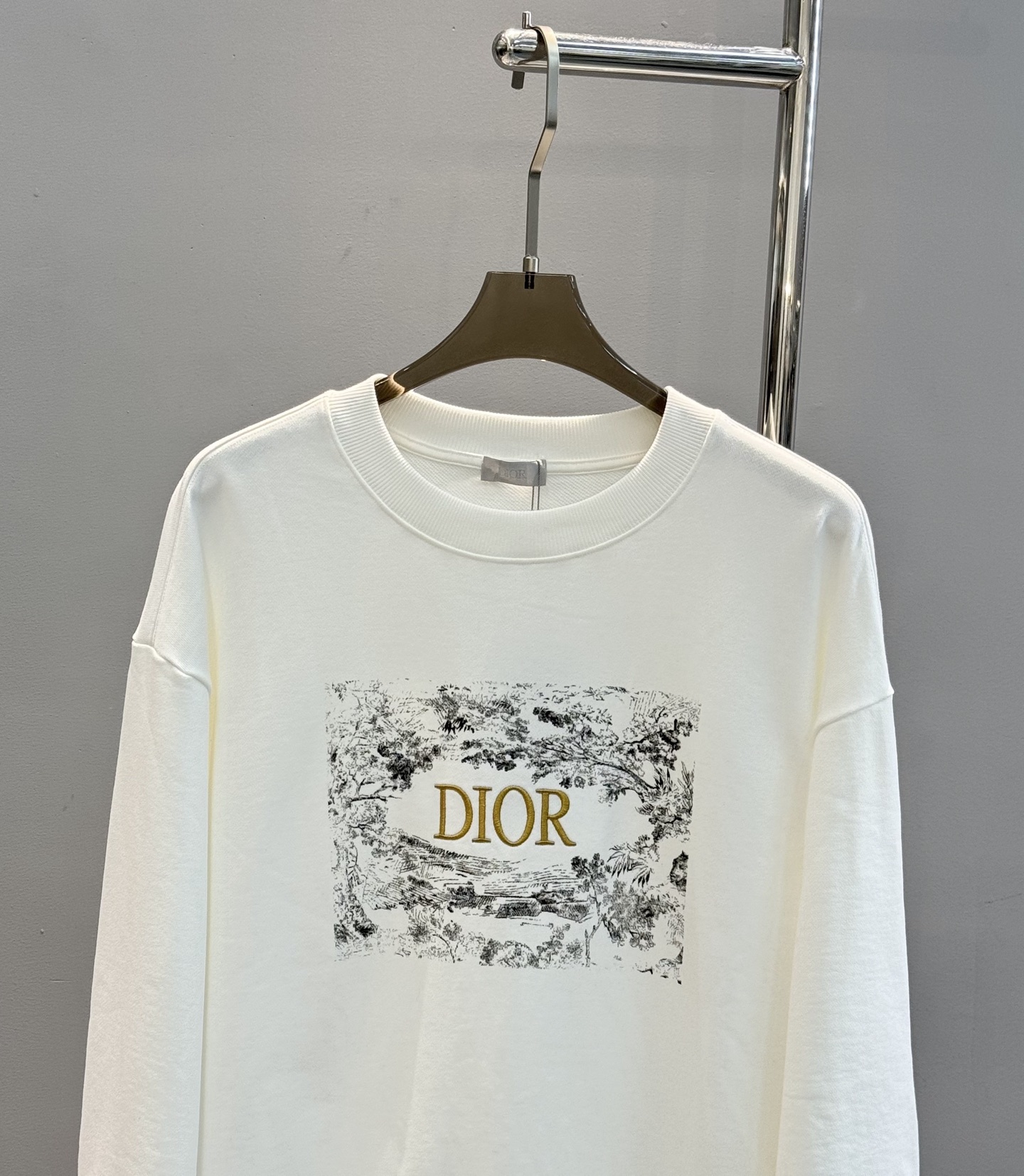 Dior 迪奥经典刺绣纯棉长袖圆领卫衣，男女同款！这款卫衣采用进口棉质抓绒布精心制作。柔软舒适，胸前饰以